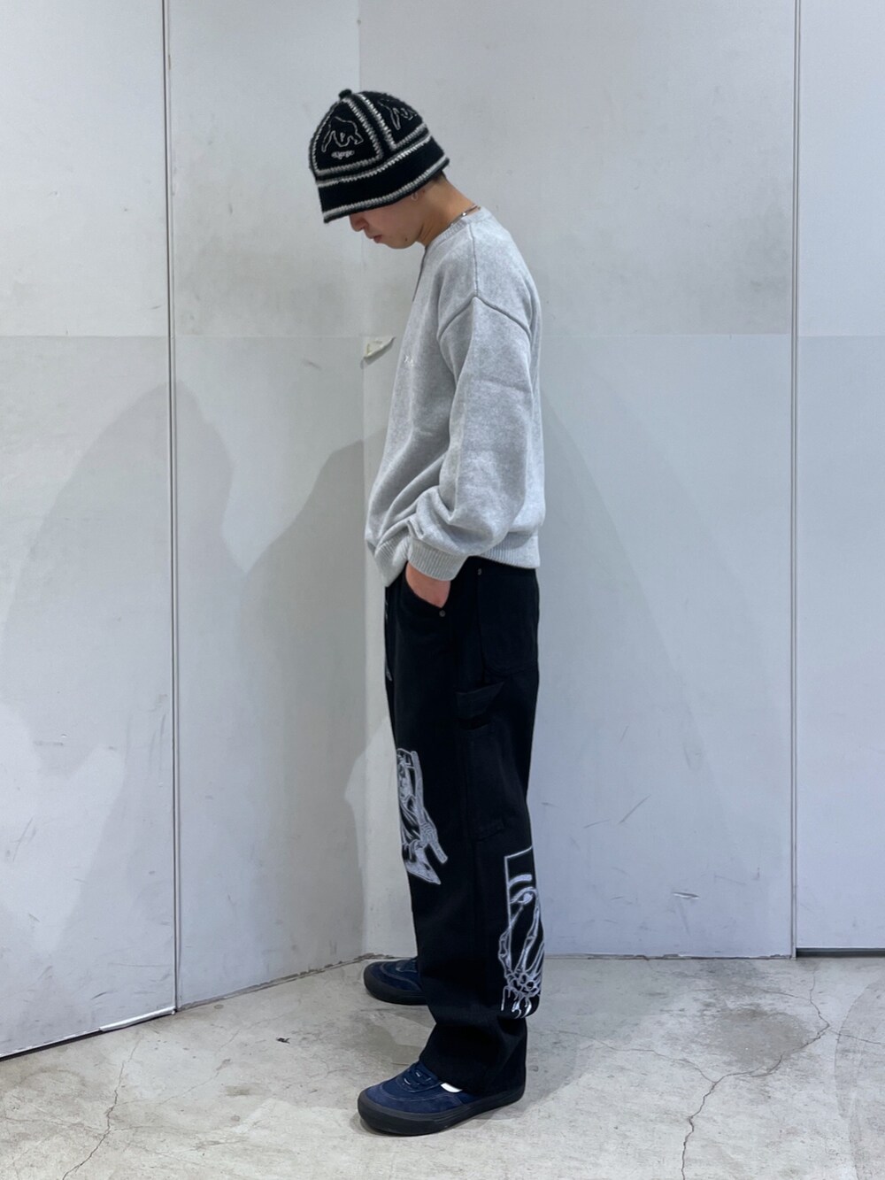 グレー系のニット/セーター、ブラック系のその他パンツを着用したメンズの冬コーディネートの4枚目の写真
