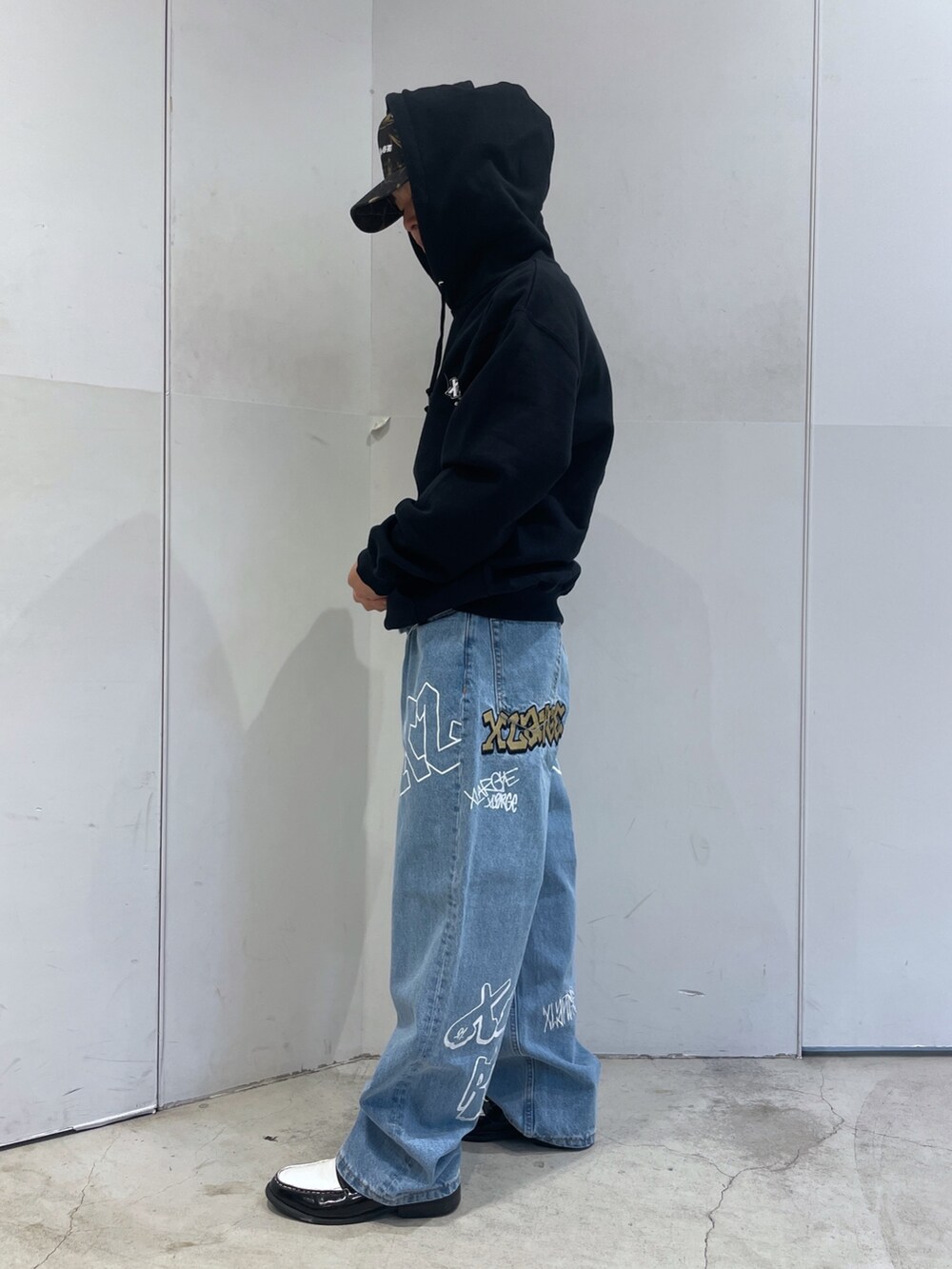 ブラック系のパーカーを着用したメンズの秋コーディネートの4枚目の写真