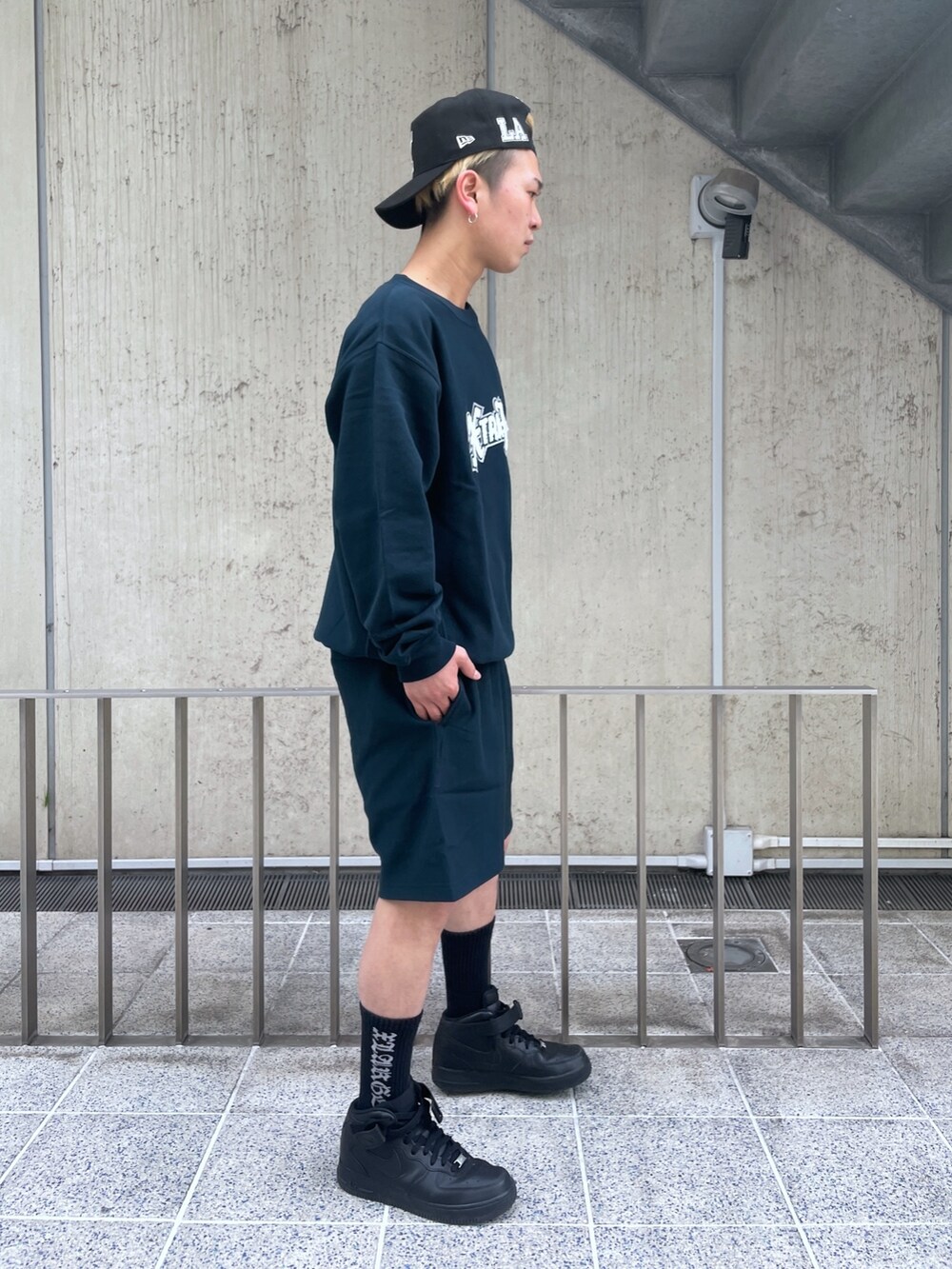 ブルー系のスウェット、ブルー系のスウェットパンツを着用したメンズの春コーディネートの2枚目の写真