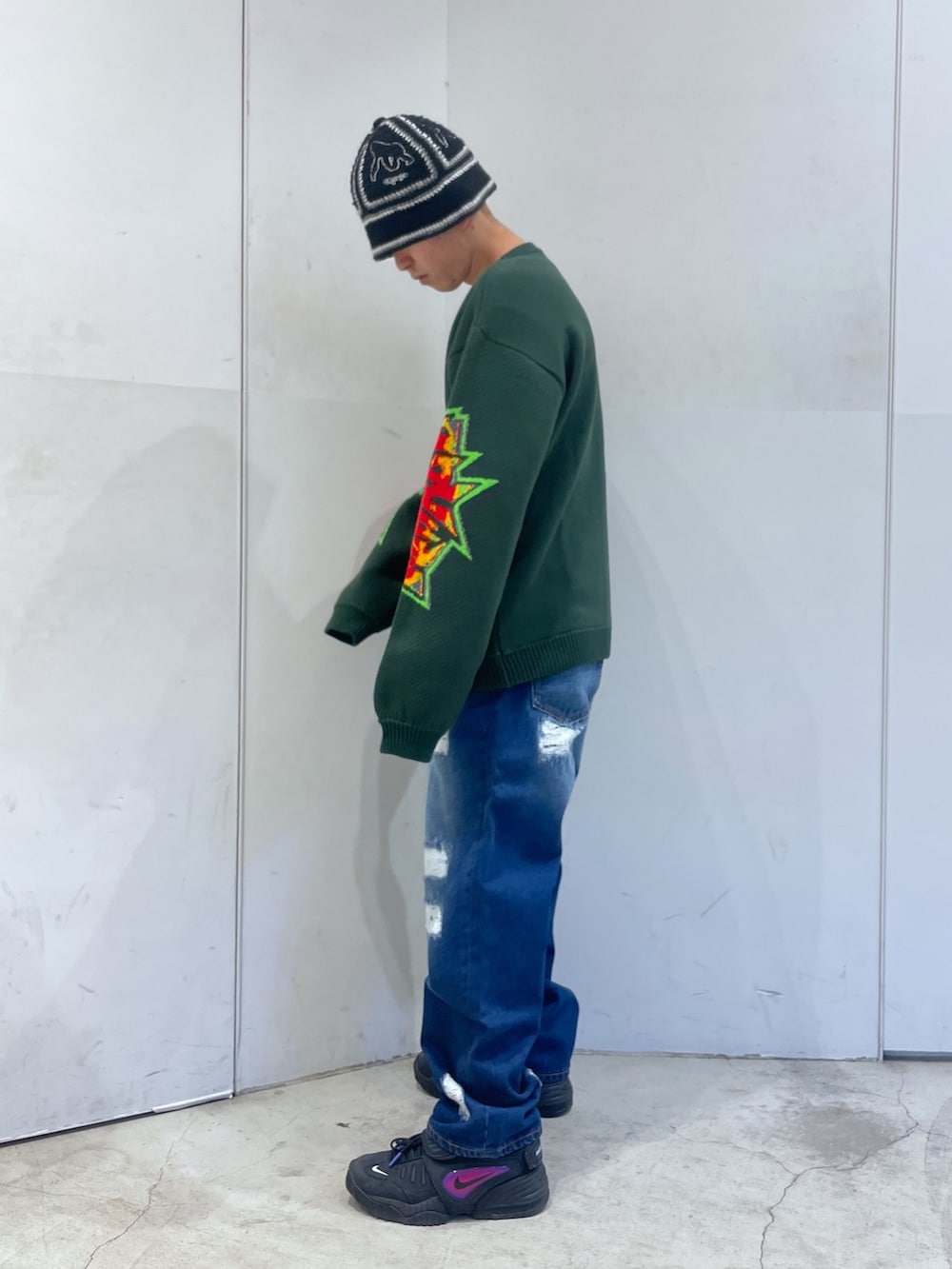 ブルー系のデニムパンツ、グリーン系のニット/セーターを着用したメンズの冬コーディネートの6枚目の写真