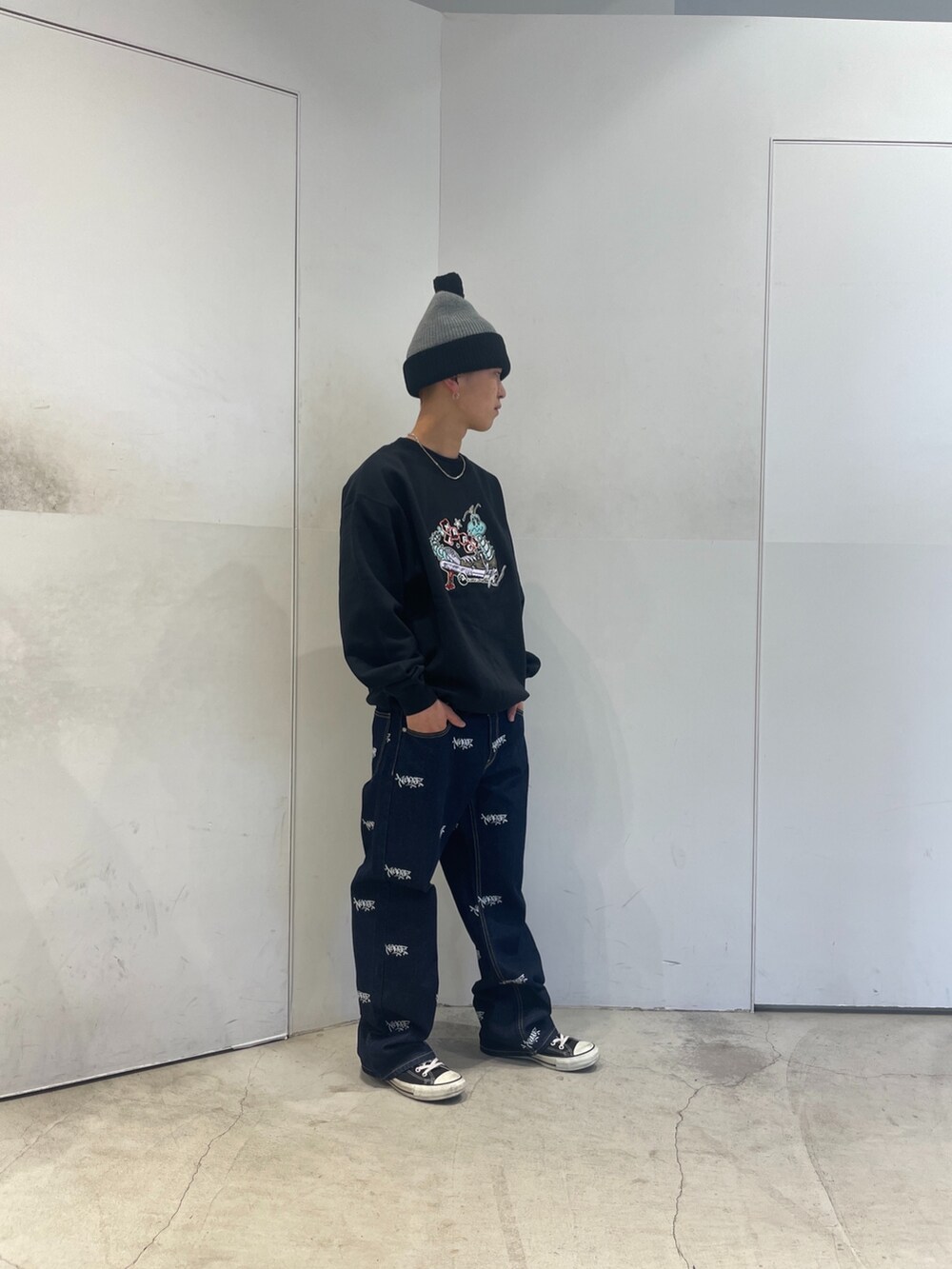 ブラック系のスウェット、ブルー系のデニムパンツ、グレー系のニットキャップ/ビーニーを着用したメンズの秋コーディネートの3枚目の写真