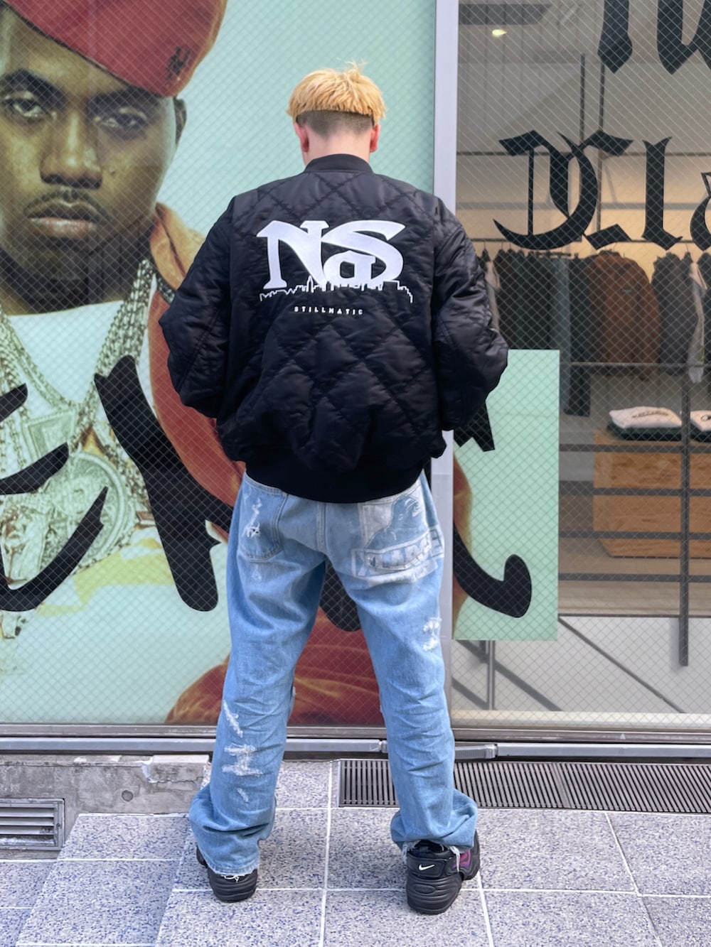 ブラック系のブルゾン、ブルー系のデニムパンツを着用したメンズの冬コーディネートの3枚目の写真