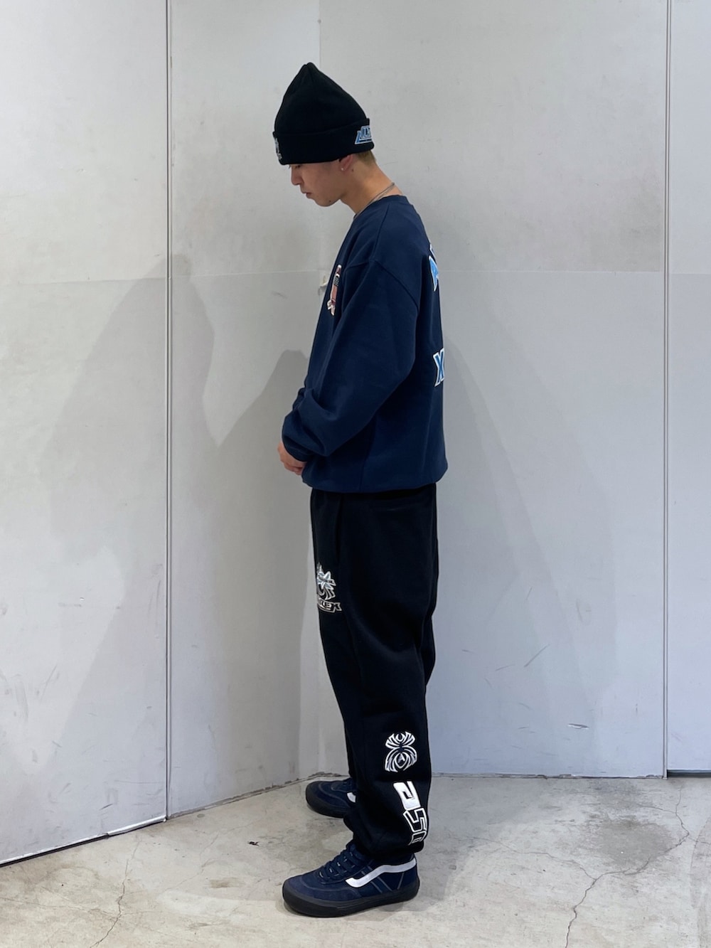 ブルー系のスウェット、ブラック系のスウェットパンツ、ブラック系のニットキャップ/ビーニーを着用したメンズの秋コーディネートの4枚目の写真