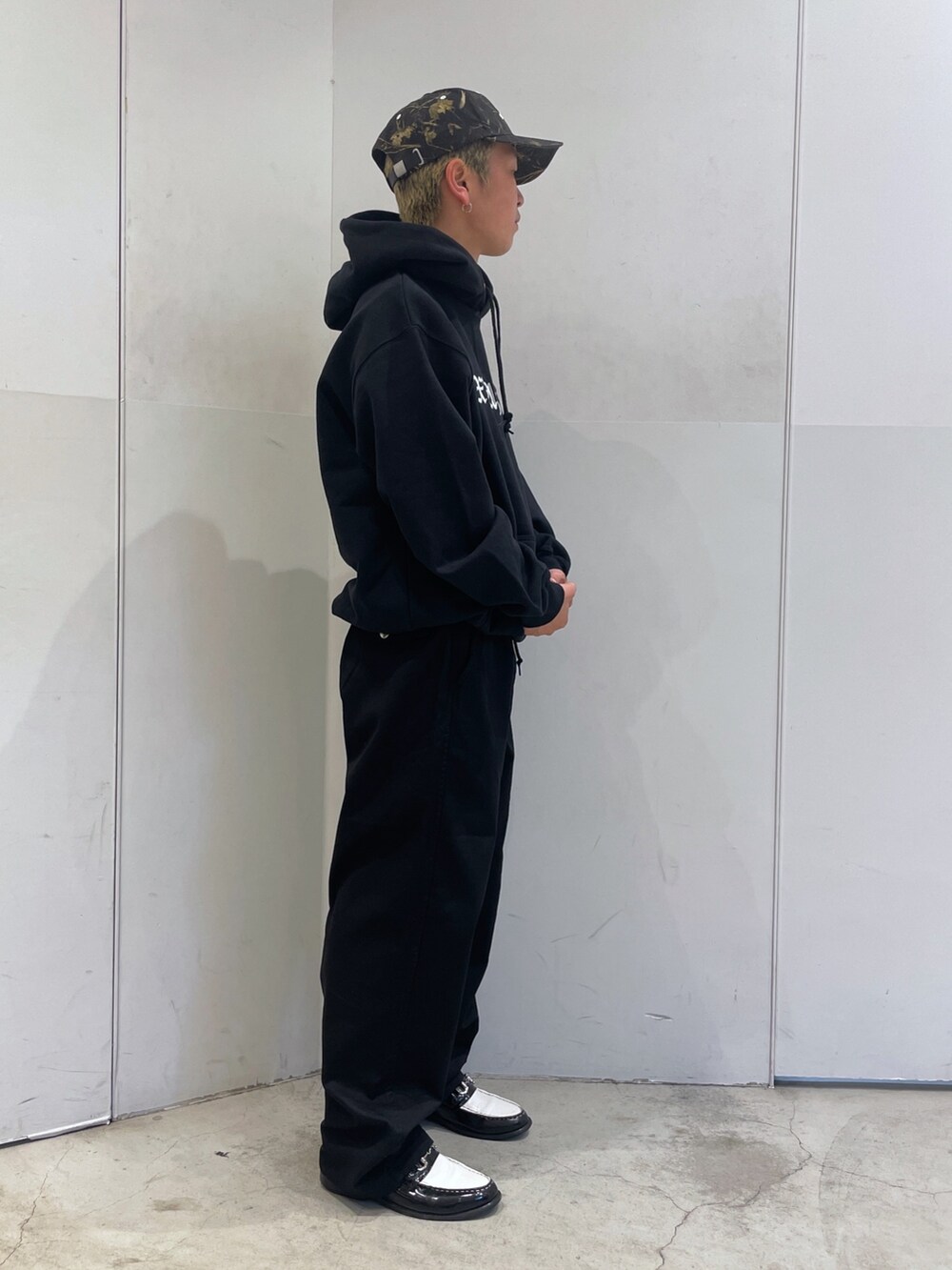 ブラック系のパーカー、ブラック系のその他パンツを着用したメンズの秋コーディネートの3枚目の写真