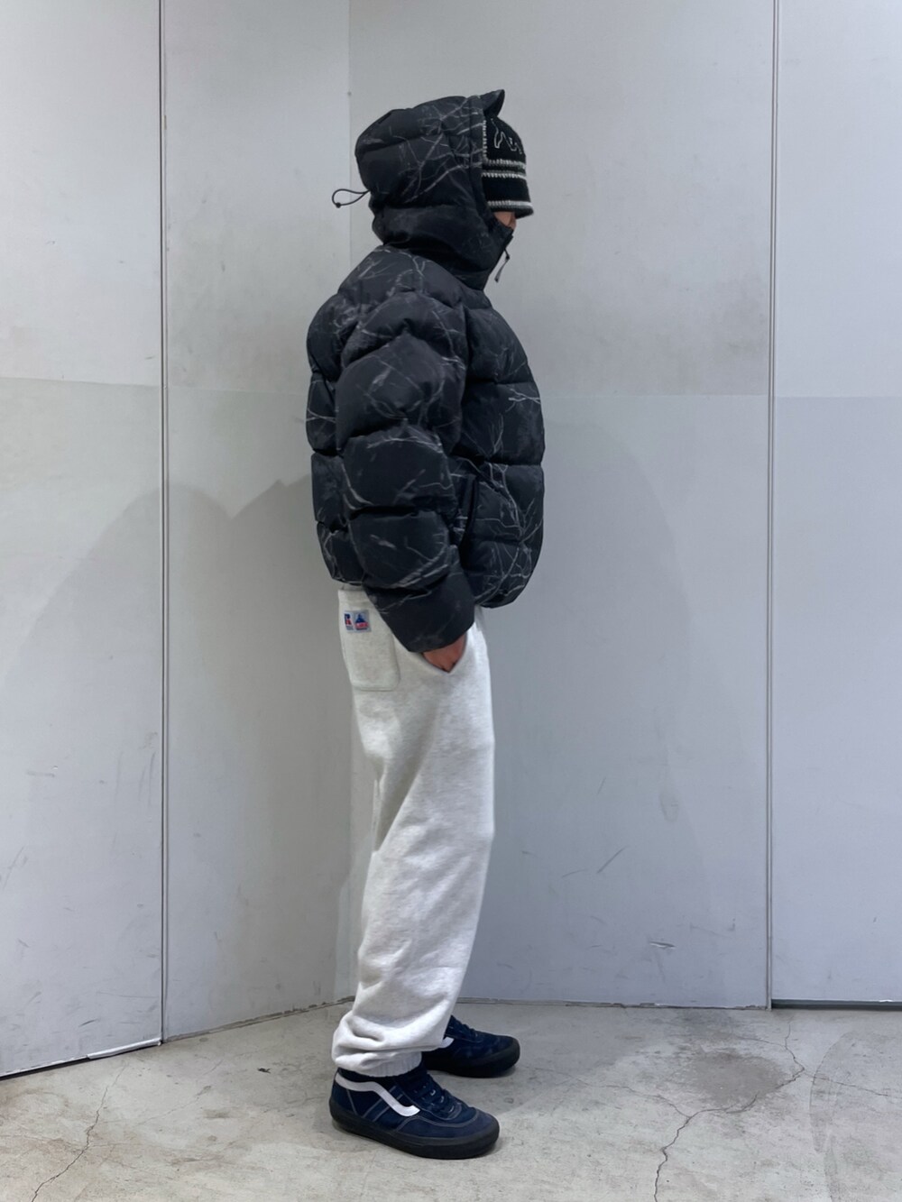 「XLARGE、XLARGE®、xlarge＿snap、xlarge、xlargejp」｜「XLARGEのCROCHET BELL HAT（ハット、ブラック系）」を使った、Xlarge_Willyさん（メンズ・165cm）の冬コーディネートの4枚目の写真