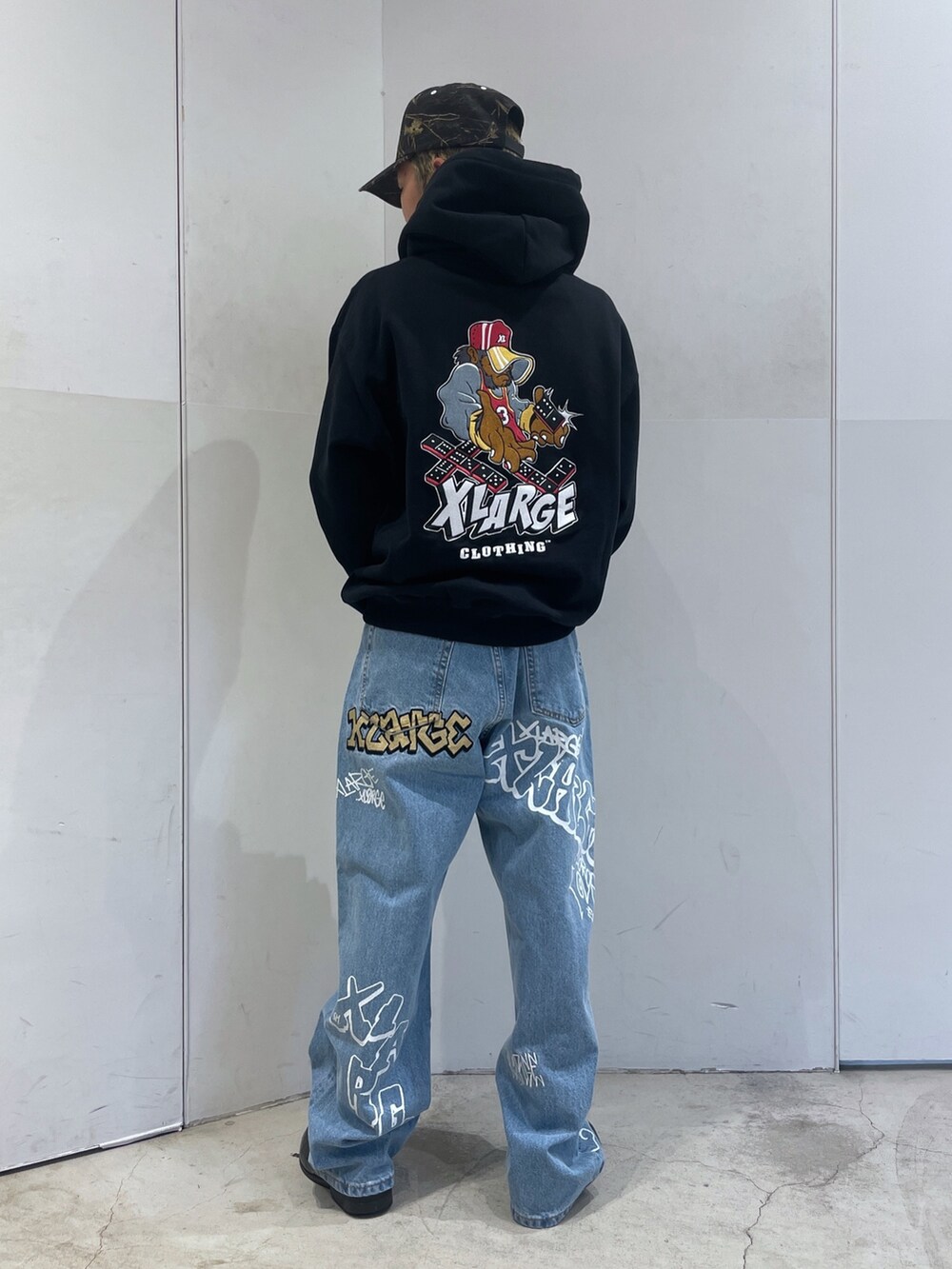 ブラック系のパーカーを着用したメンズの秋コーディネートの3枚目の写真