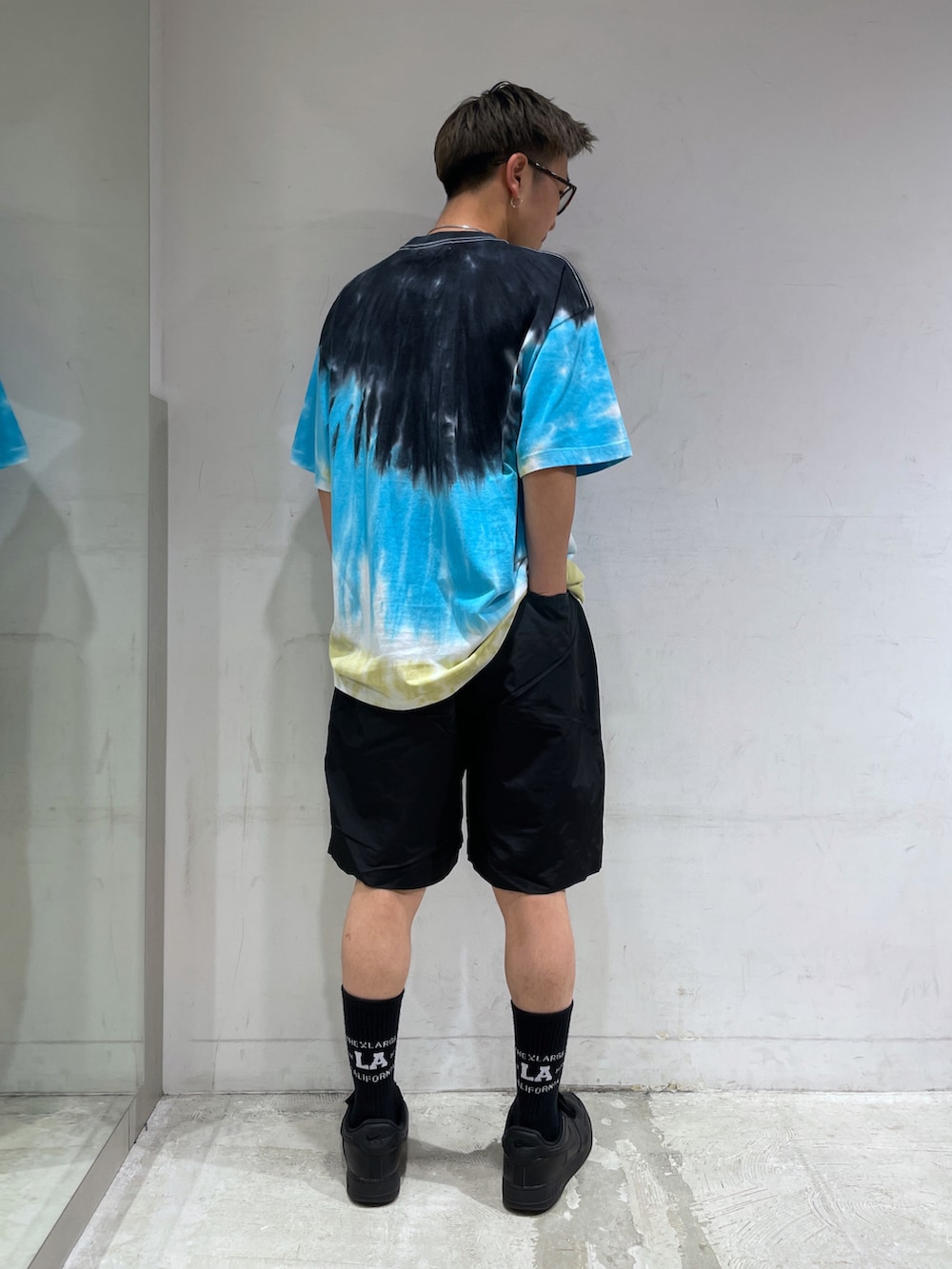 ブルー系のTシャツ/カットソー、ブラック系のその他パンツ、ブラック系のソックス/靴下を着用したメンズの夏コーディネートの2枚目の写真