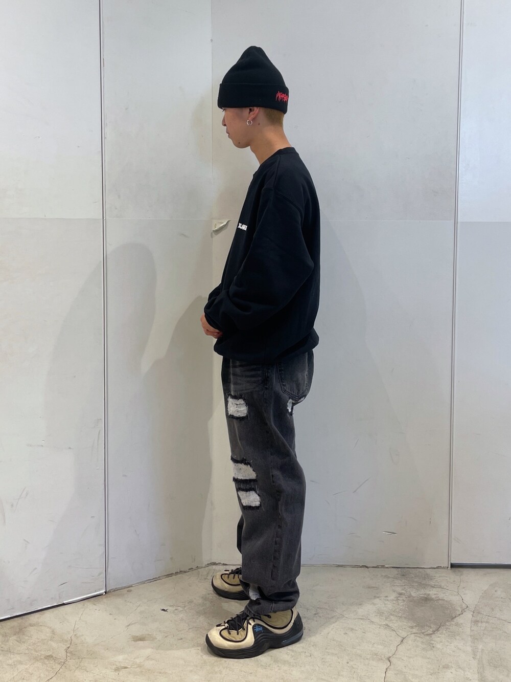 ブラック系のスウェット、ブラック系のデニムパンツ、ブラック系のニットキャップ/ビーニーを着用したメンズの秋コーディネートの4枚目の写真