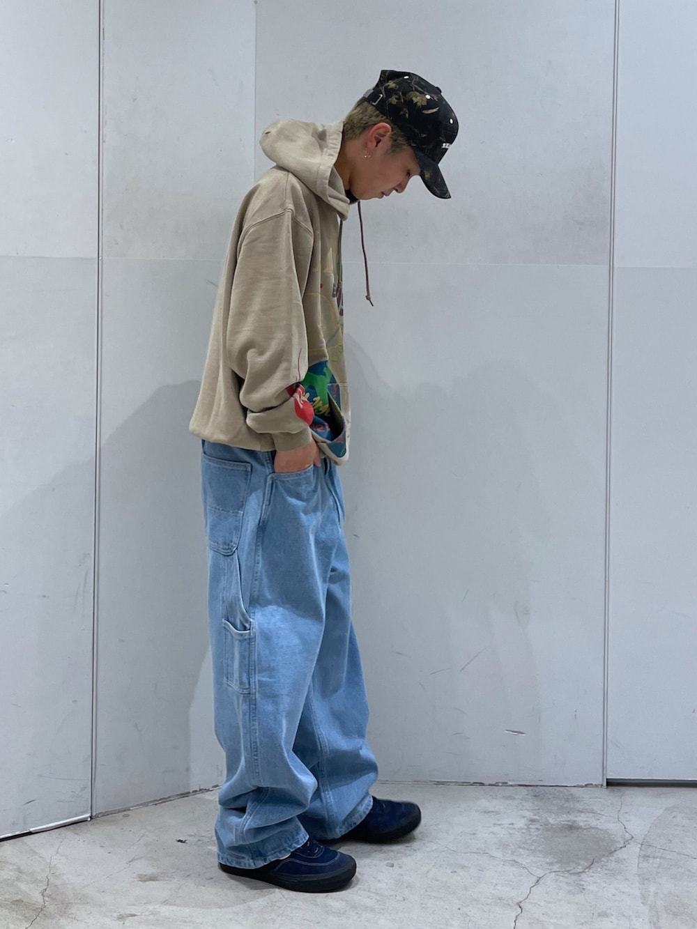 ベージュ系のパーカー、ブルー系のデニムパンツを着用したメンズの秋コーディネートの2枚目の写真