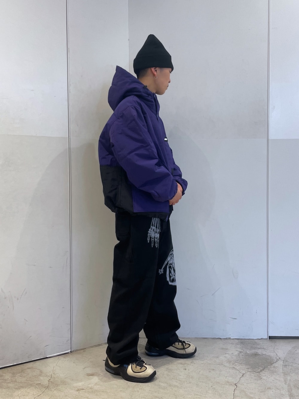 パープル系のナイロンジャケット、ブラック系のその他パンツ、ブラック系のニットキャップ/ビーニーを着用したメンズの秋コーディネートの2枚目の写真