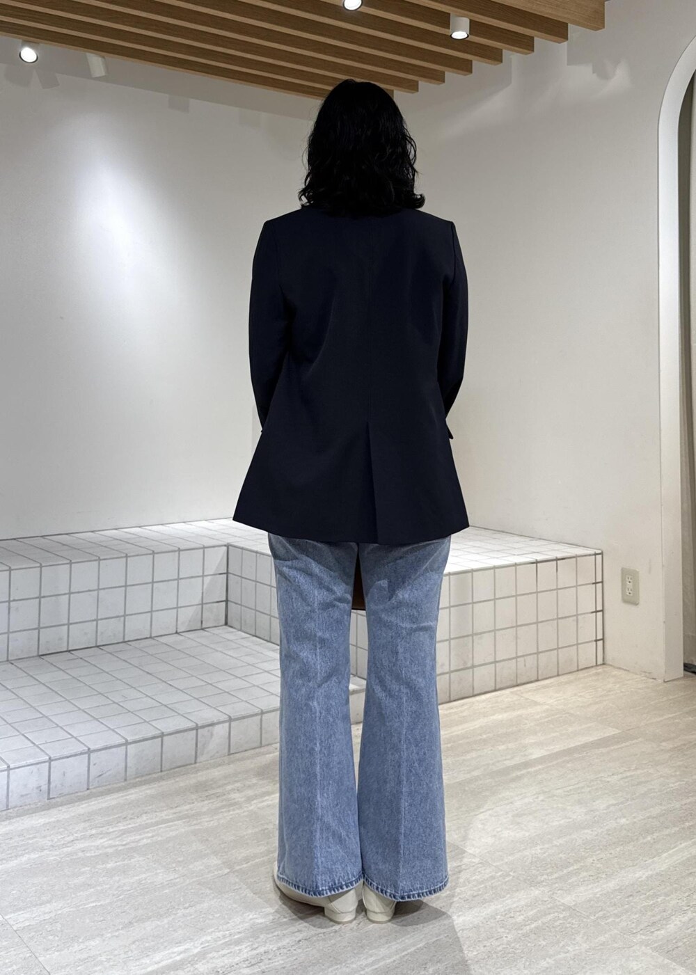 ホワイト系のパンプス、イエロー系のハンドバッグ、ホワイト系のTシャツ/カットソーを着用したレディースの冬コーディネートの5枚目の写真