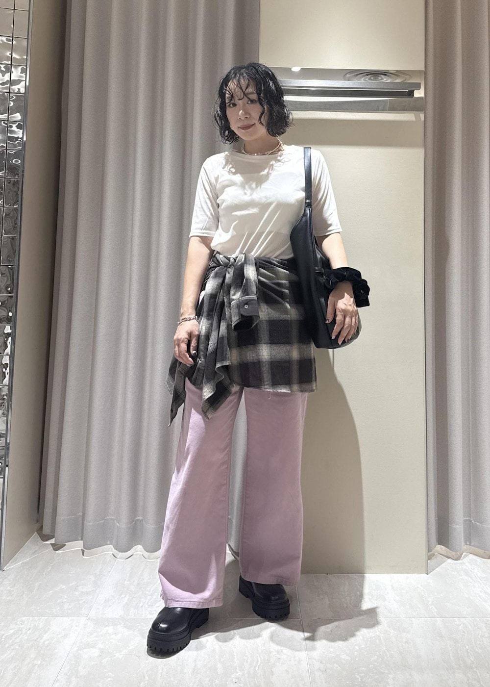 「夏コーデ、初秋コーデ、運動会コーデ、デートコーデ、お出かけコーデ、旅行コーデ、フェスコーデ、推し活コーデ、女子会コーデ、大人カジュアル、レイヤード、パンツスタイル、体型カバー、カジュアルコーデ、メンズライク」｜「VISの【WEB/一部店舗限定】シアーベロアハーフスリーブカットソー（Tシャツ/カットソー、ホワイト系）」を使った、harunaさん（レディース・162cm）の秋コーディネートの3枚目の写真
