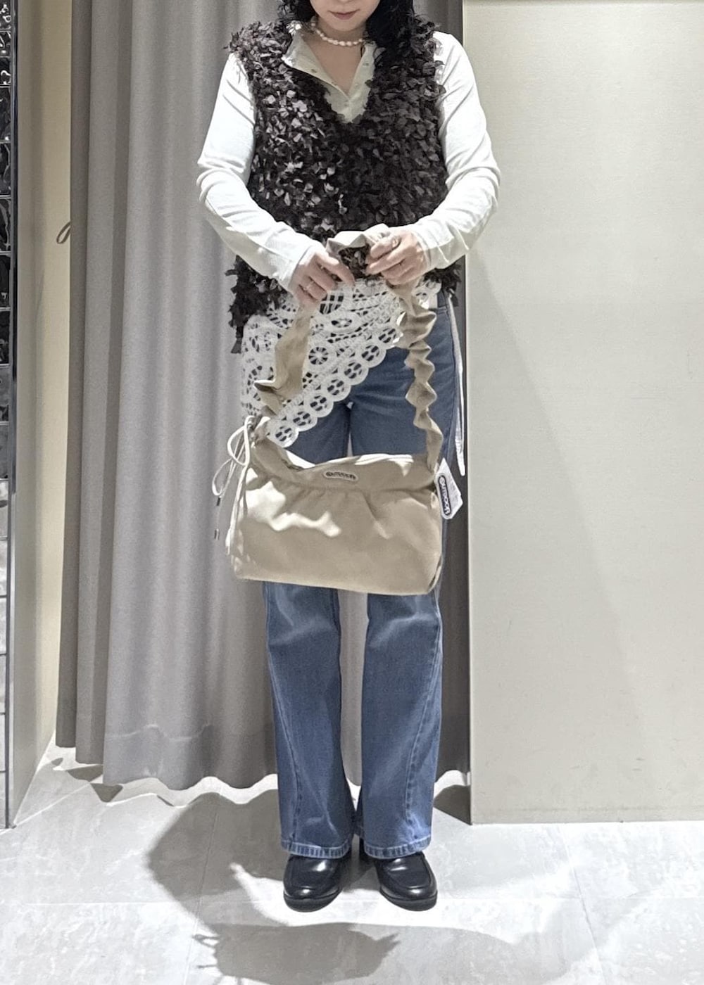 グリーン系のTシャツ/カットソー、ブルー系のデニムパンツ、ブラック系のローファーを着用したレディースの秋コーディネートの2枚目の写真