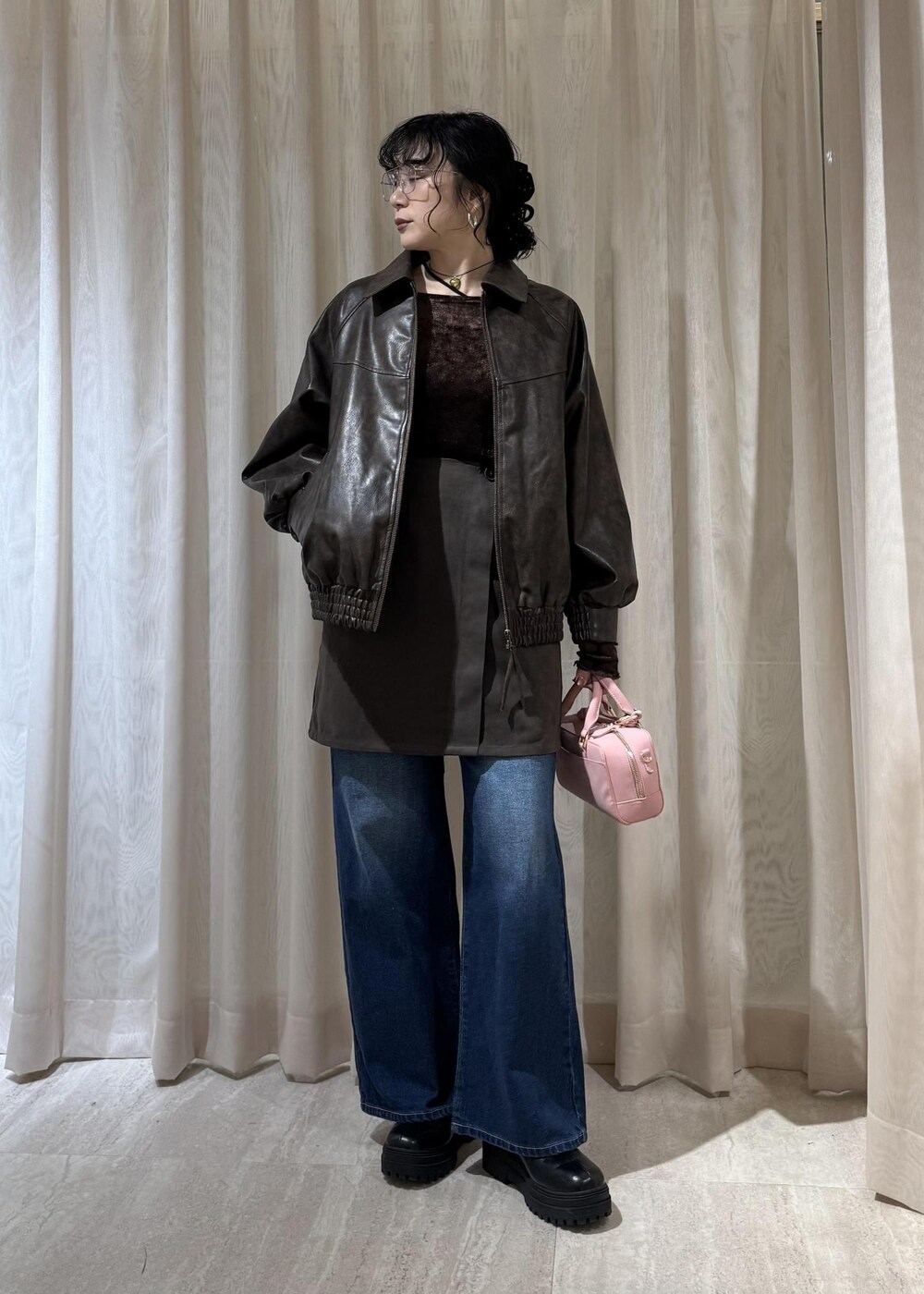 ブラック系のキャミソール、ブラック系のブーツ、ブラウン系のスカートを着用したレディースの秋コーディネートの8枚目の写真