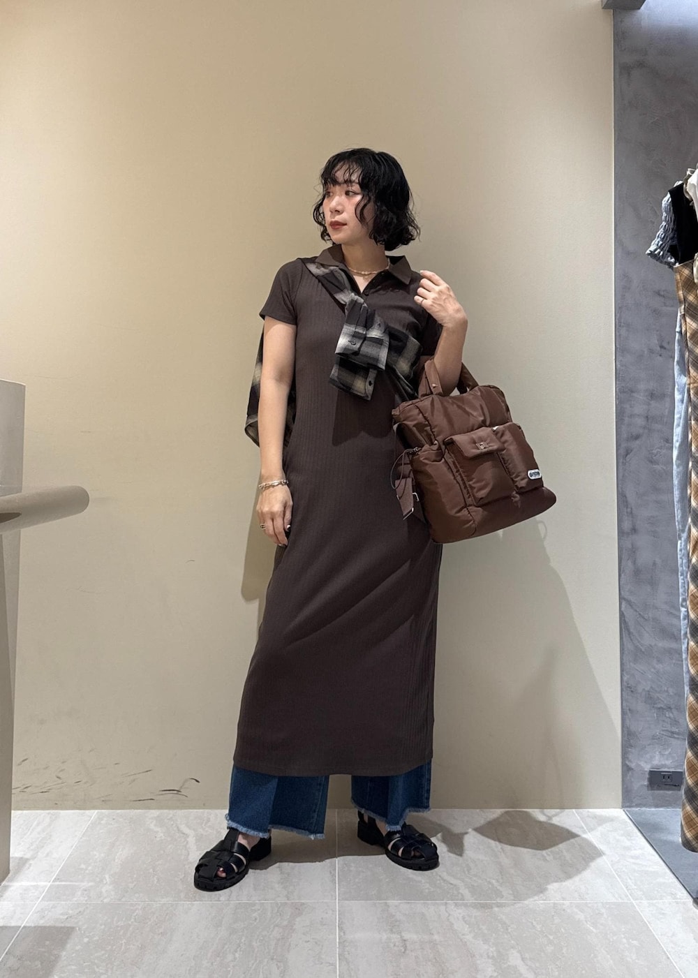 「visbag2025、初夏コーデ、夏コーデ、デートコーデ、お出かけコーデ、旅行コーデ、推し活コーデ、女子会コーデ、大人カジュアル、パンツスタイル、体型カバー、シンプルコーデ、別注アイテム、コラボアイテム、VIS」｜「VISのフリンジフレアデニム（デニムパンツ、ブルー系）」を使った、harunaさん（レディース・162cm）の夏コーディネートの7枚目の写真