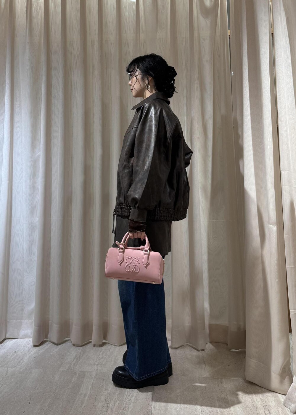 ブラック系のキャミソール、ブラック系のブーツ、ブラウン系のスカートを着用したレディースの秋コーディネートの5枚目の写真