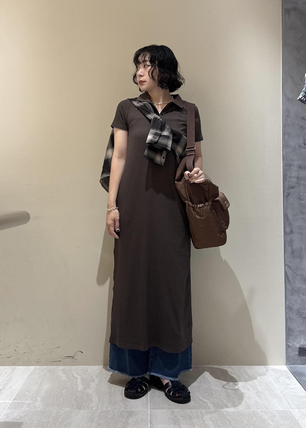 「visbag2025、初夏コーデ、夏コーデ、デートコーデ、お出かけコーデ、旅行コーデ、推し活コーデ、女子会コーデ、大人カジュアル、パンツスタイル、体型カバー、シンプルコーデ、別注アイテム、コラボアイテム、VIS」｜「VISのフリンジフレアデニム（デニムパンツ、ブルー系）」を使った、harunaさん（レディース・162cm）の夏コーディネートの8枚目の写真