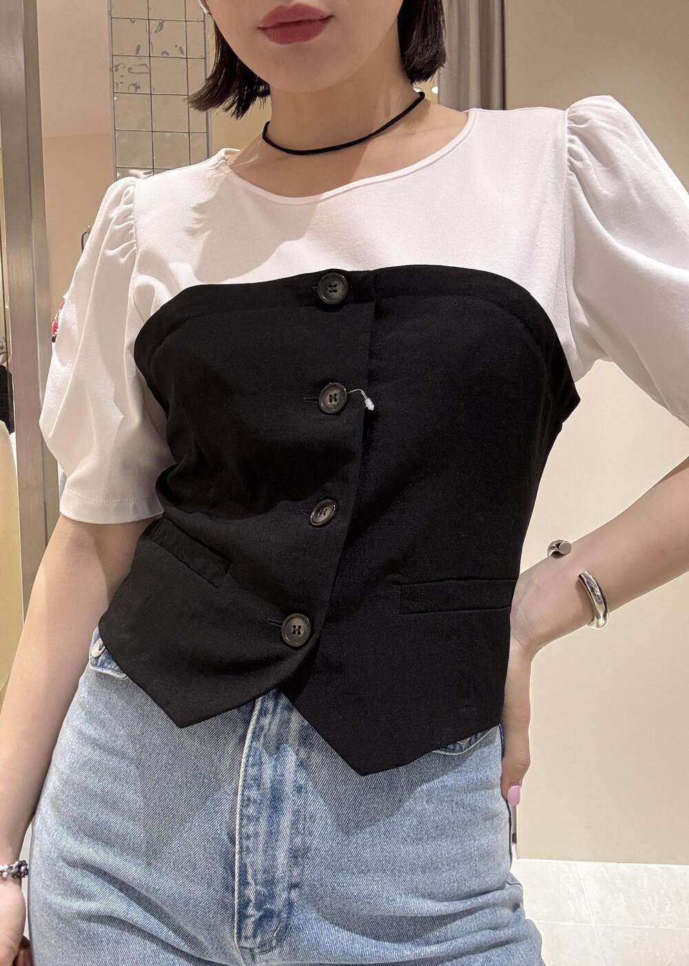 ブルー系のデニムパンツ、ブラック系のハンドバッグ、ブラック系のTシャツ/カットソーを着用したレディースの春コーディネートの7枚目の写真