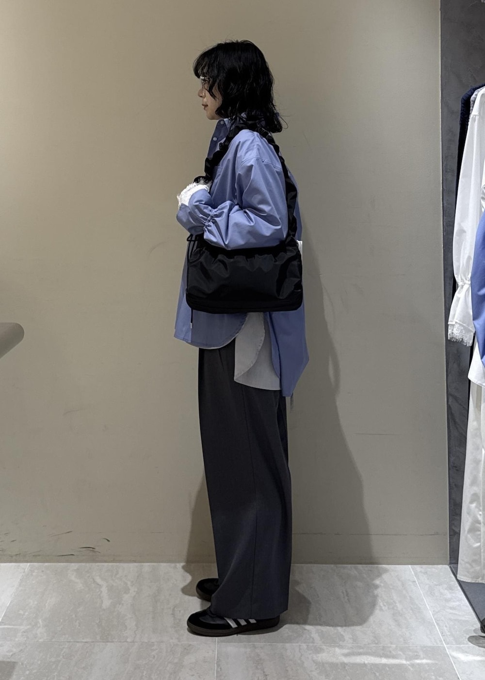 グレー系のその他パンツ、グレー系のシャツ/ブラウス、ブルー系のシャツ/ブラウスを着用したレディースの冬コーディネートの5枚目の写真