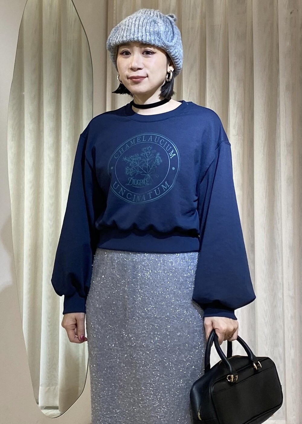 グレー系のスカート、ブルー系のスウェットを着用したレディースの冬コーディネートの8枚目の写真