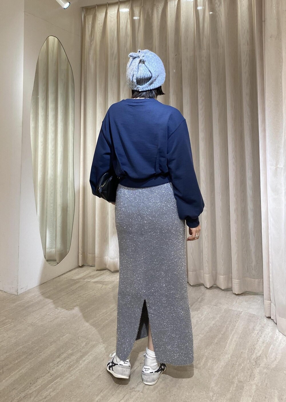 グレー系のスカート、ブルー系のスウェットを着用したレディースの冬コーディネートの5枚目の写真