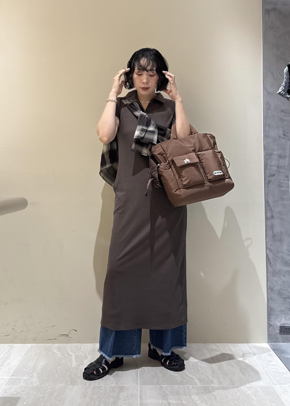 「visbag2025、初夏コーデ、夏コーデ、デートコーデ、お出かけコーデ、旅行コーデ、推し活コーデ、女子会コーデ、大人カジュアル、パンツスタイル、体型カバー、シンプルコーデ、別注アイテム、コラボアイテム、VIS」｜「VISのフリンジフレアデニム（デニムパンツ、ブルー系）」を使った、harunaさん（レディース・162cm）の夏コーディネートの6枚目の写真