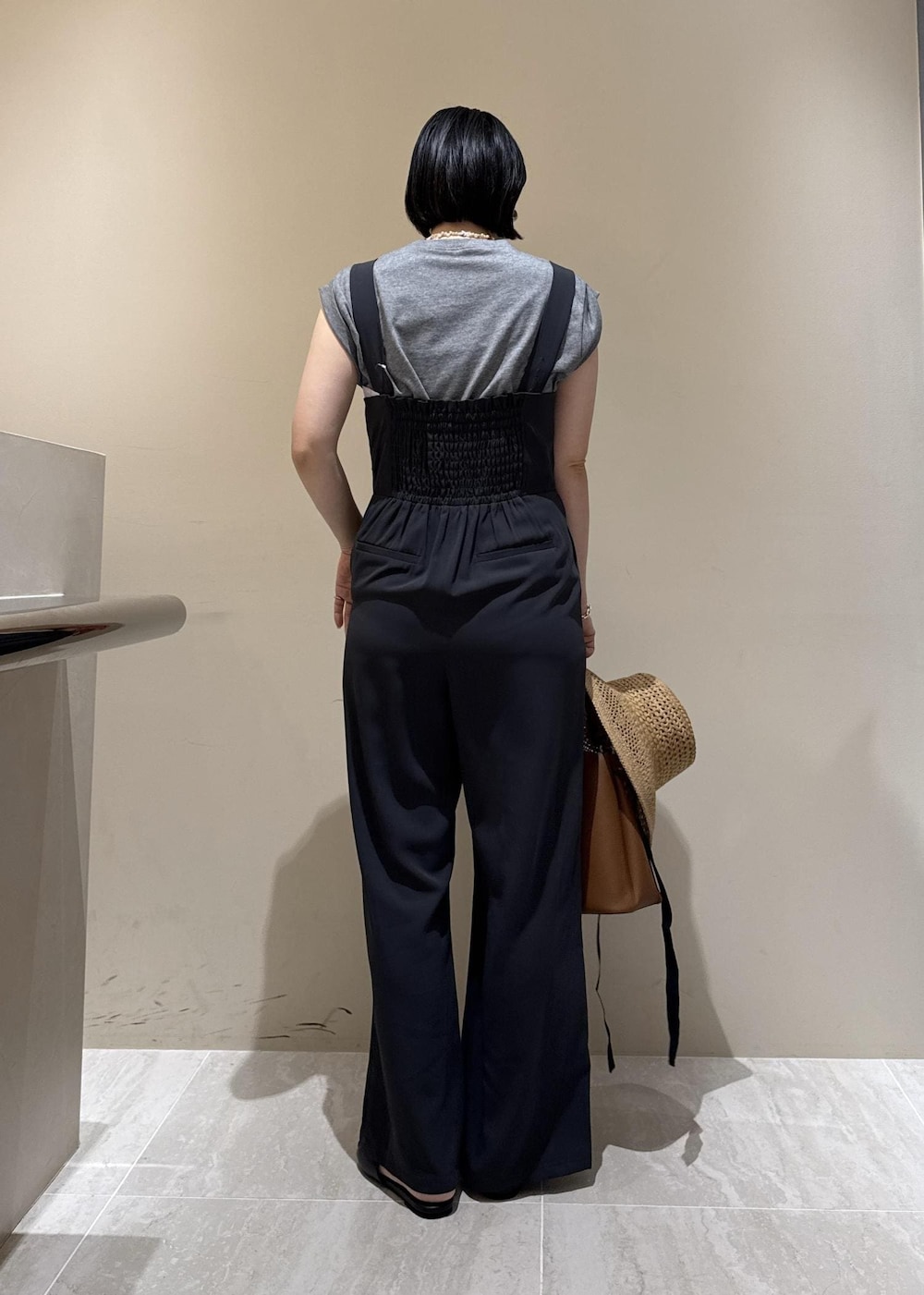 ブラウン系のショルダーバッグ、ブラック系のサンダル、グレー系のTシャツ/カットソーを着用したレディースの夏コーディネートの6枚目の写真