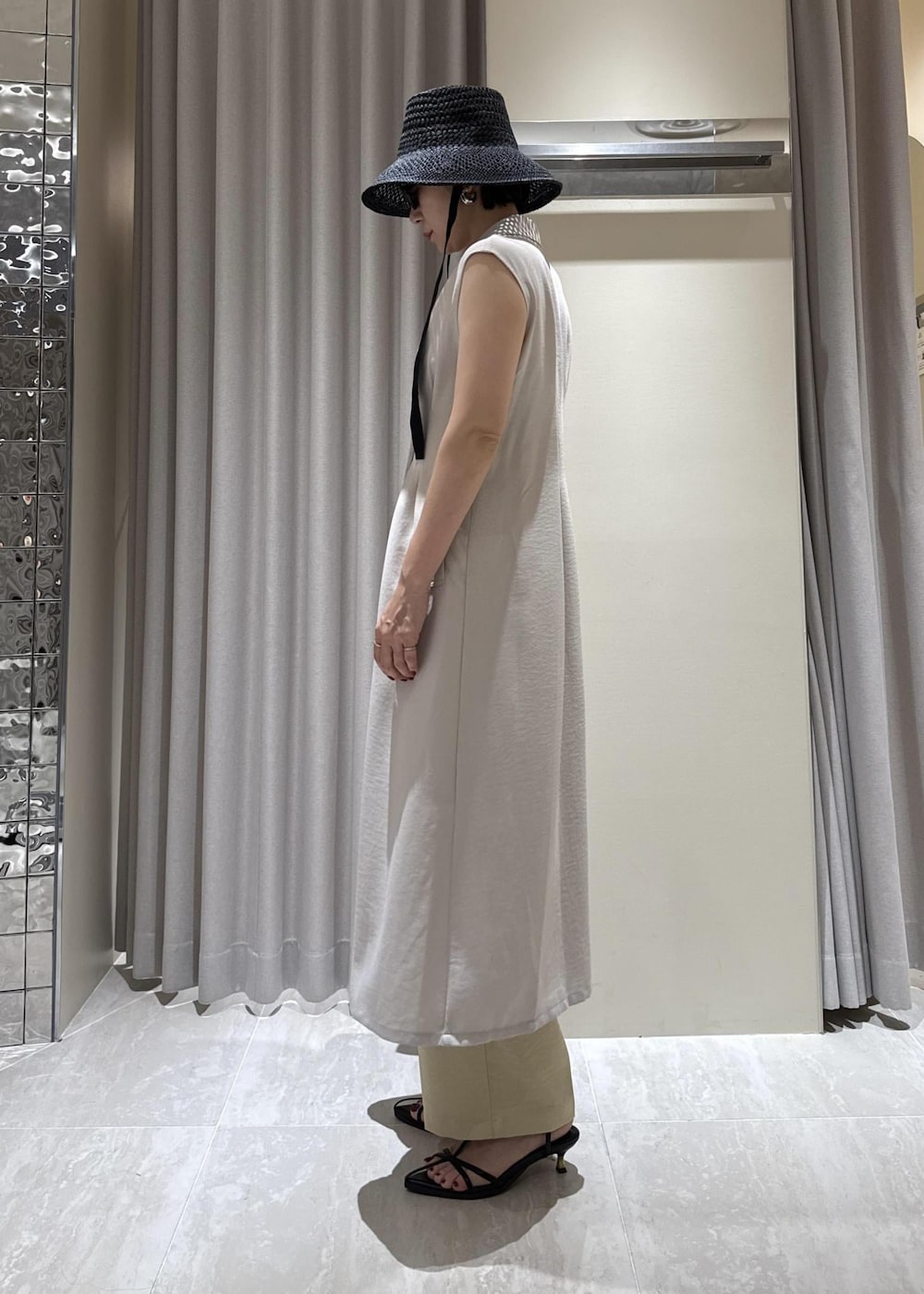 「ワンピースコーデ、美easyワンピースコーデ、美easyワンピース、接触冷感、接触冷感ワンピース、接触冷感パンツ、初夏コーデ、夏コーデ、デートコーデ、お出かけコーデ、旅行コーデ、推し活コーデ、女子会コーデ、モード、大人カジュアル」｜「VISの【ご好評につき追加生産】ハンドルリボンワンショルダーバッグ【180℃美人見え】（ハンドバッグ、ホワイト系）」を使った、harunaさん（レディース・162cm）の夏コーディネートの8枚目の写真