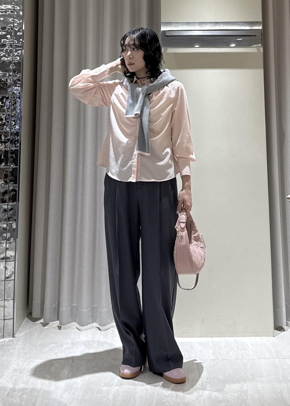 ピンク系のハンドバッグ、グレー系のその他パンツ、ピンク系のシャツ/ブラウスを着用したレディースの冬コーディネートの3枚目の写真