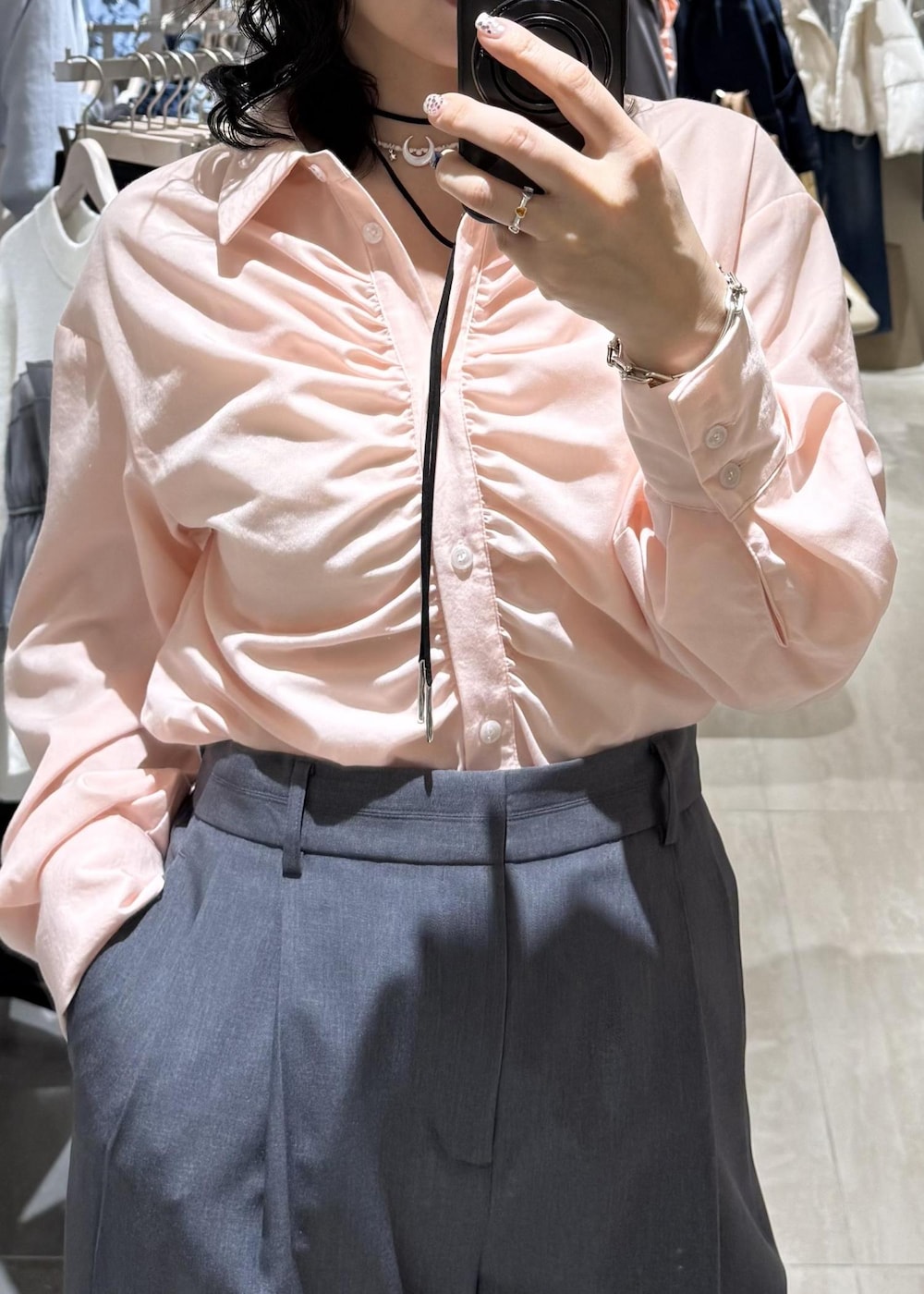 ピンク系のハンドバッグ、グレー系のその他パンツ、ピンク系のシャツ/ブラウスを着用したレディースの冬コーディネートの10枚目の写真