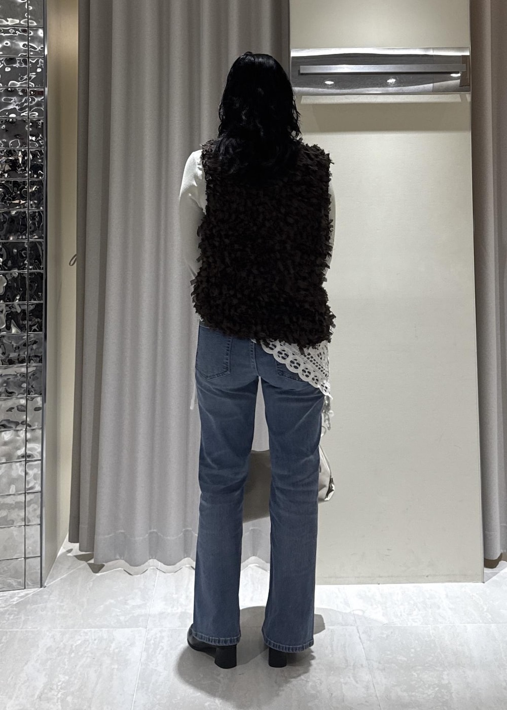 グリーン系のTシャツ/カットソー、ブルー系のデニムパンツ、ブラック系のローファーを着用したレディースの秋コーディネートの5枚目の写真