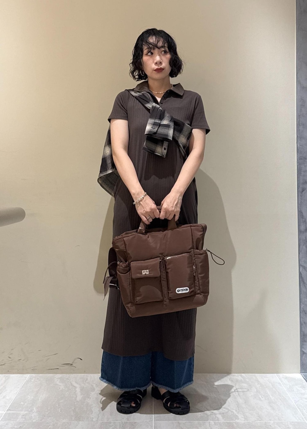 「visbag2025、初夏コーデ、夏コーデ、デートコーデ、お出かけコーデ、旅行コーデ、推し活コーデ、女子会コーデ、大人カジュアル、パンツスタイル、体型カバー、シンプルコーデ、別注アイテム、コラボアイテム、VIS」｜「VISのフリンジフレアデニム（デニムパンツ、ブルー系）」を使った、harunaさん（レディース・162cm）の夏コーディネートの2枚目の写真