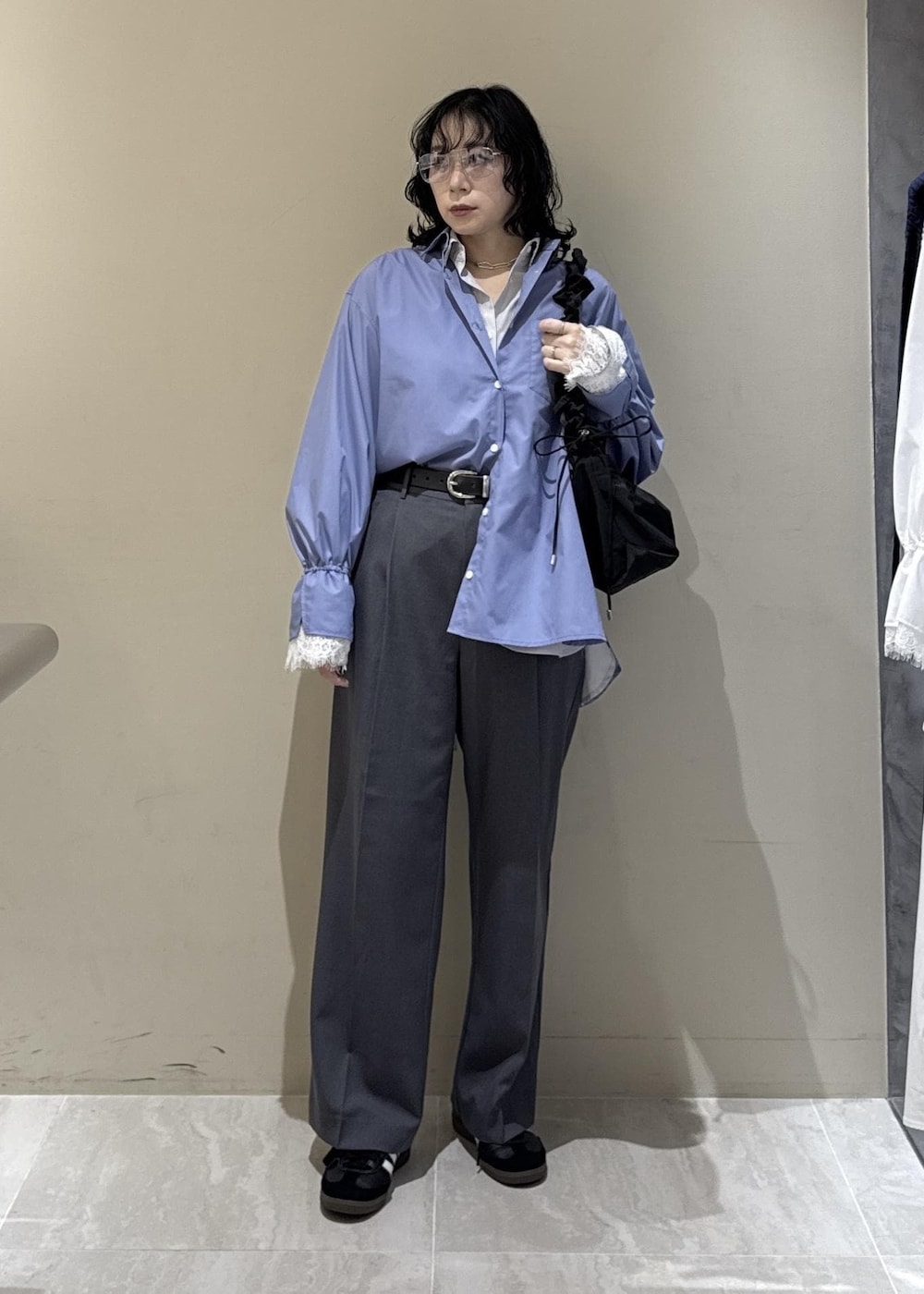 グレー系のその他パンツ、グレー系のシャツ/ブラウス、ブルー系のシャツ/ブラウスを着用したレディースの冬コーディネートの7枚目の写真