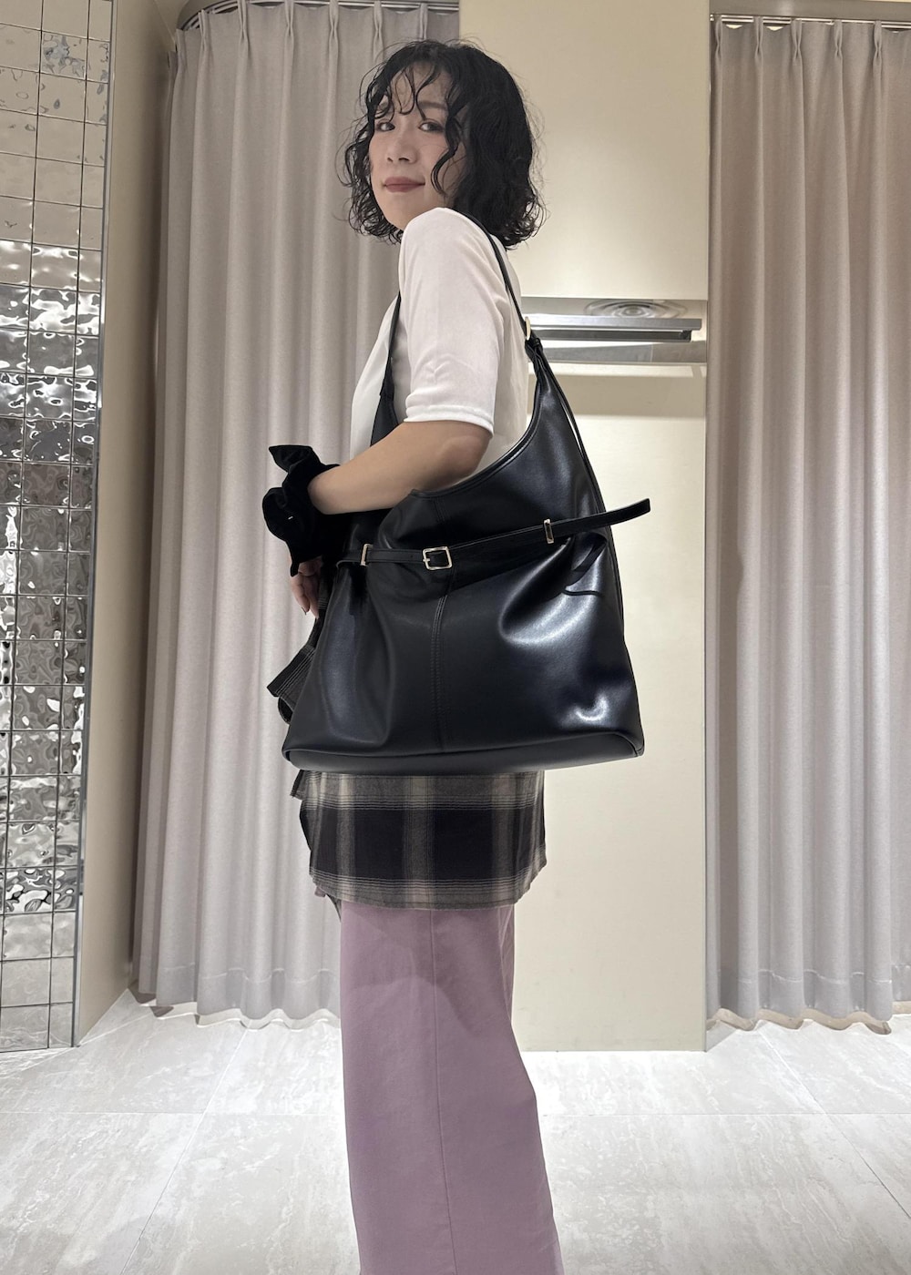 「夏コーデ、初秋コーデ、運動会コーデ、デートコーデ、お出かけコーデ、旅行コーデ、フェスコーデ、推し活コーデ、女子会コーデ、大人カジュアル、レイヤード、パンツスタイル、体型カバー、カジュアルコーデ、メンズライク」｜「VISの【WEB/一部店舗限定】シアーベロアハーフスリーブカットソー（Tシャツ/カットソー、ホワイト系）」を使った、harunaさん（レディース・162cm）の秋コーディネートの8枚目の写真
