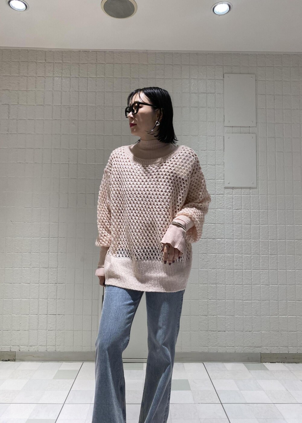 ピンク系のニット/セーター、ピンク系のニット/セーター、ブルー系のデニムパンツを着用したレディースの秋コーディネートの5枚目の写真