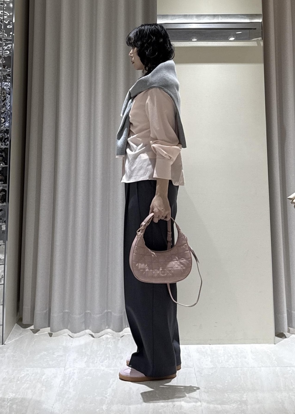 ピンク系のハンドバッグ、グレー系のその他パンツ、ピンク系のシャツ/ブラウスを着用したレディースの冬コーディネートの8枚目の写真