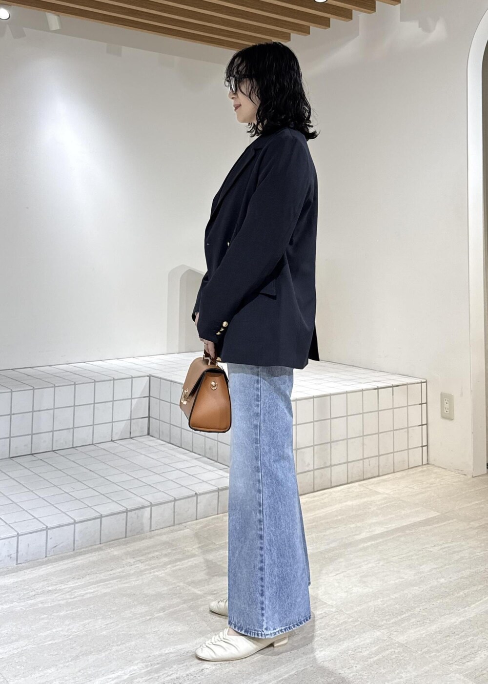 ホワイト系のパンプス、イエロー系のハンドバッグ、ホワイト系のTシャツ/カットソーを着用したレディースの冬コーディネートの7枚目の写真