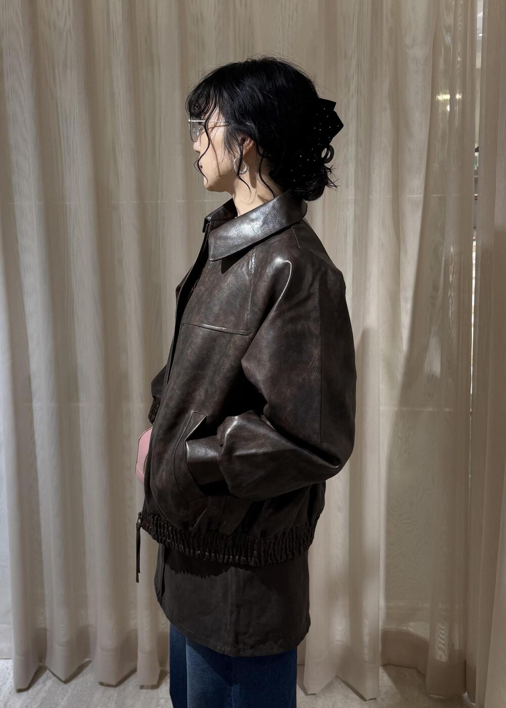 ブラック系のキャミソール、ブラック系のブーツ、ブラウン系のスカートを着用したレディースの秋コーディネートの3枚目の写真