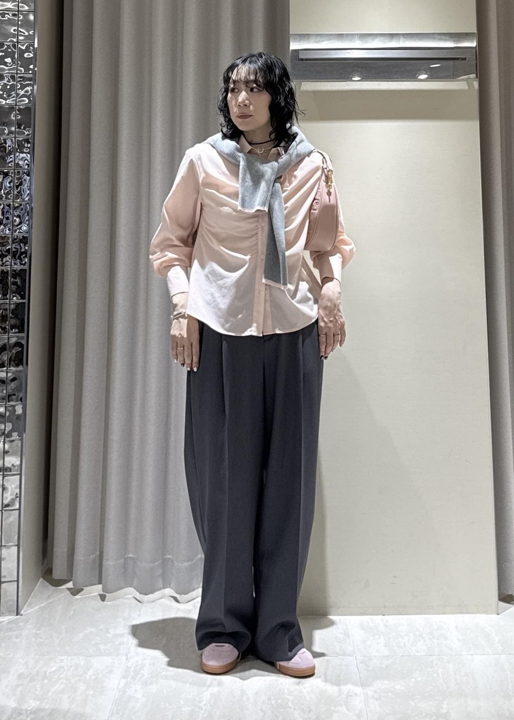 ピンク系のハンドバッグ、グレー系のその他パンツ、ピンク系のシャツ/ブラウスを着用したレディースの冬コーディネートの4枚目の写真