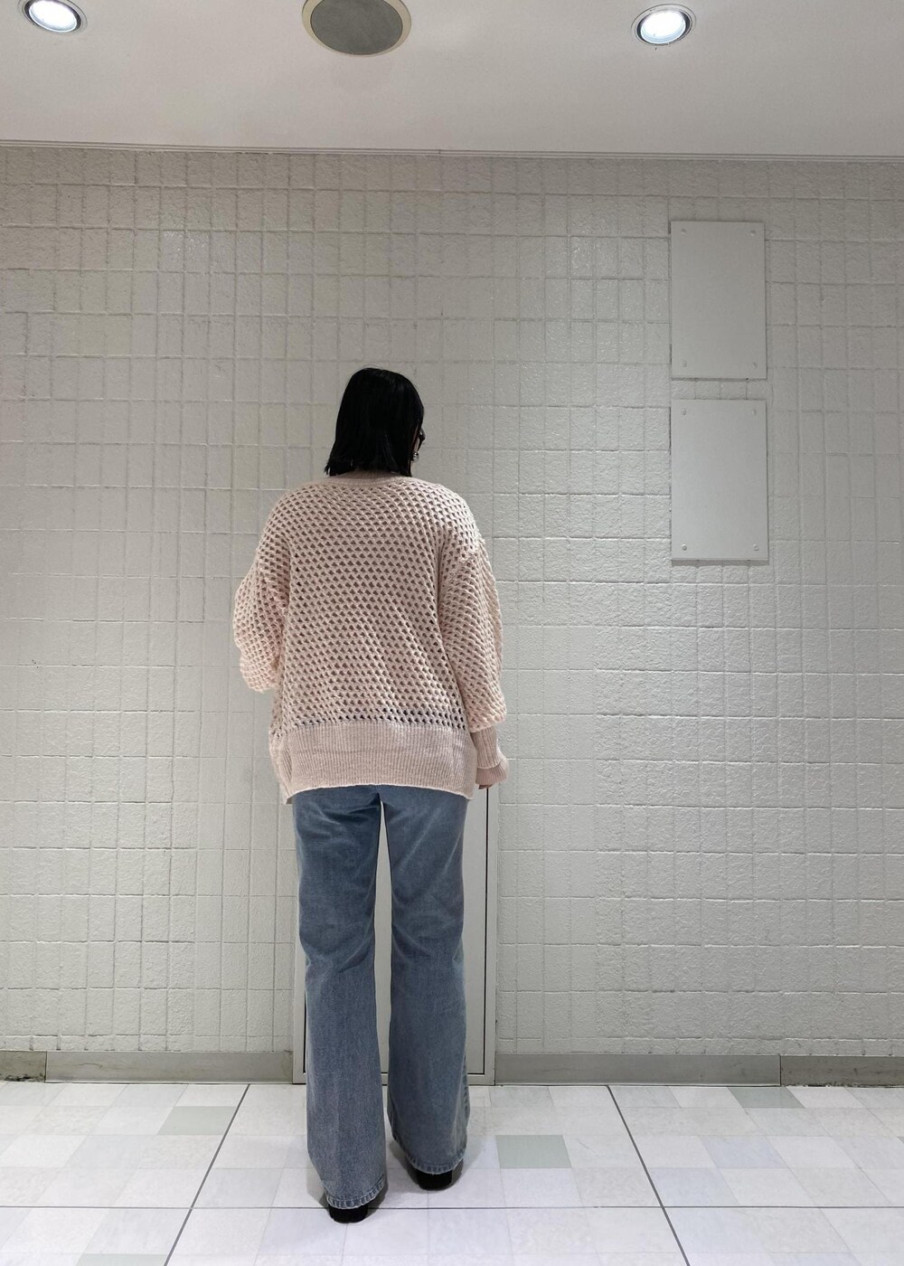 ピンク系のニット/セーター、ピンク系のニット/セーター、ブルー系のデニムパンツを着用したレディースの秋コーディネートの4枚目の写真