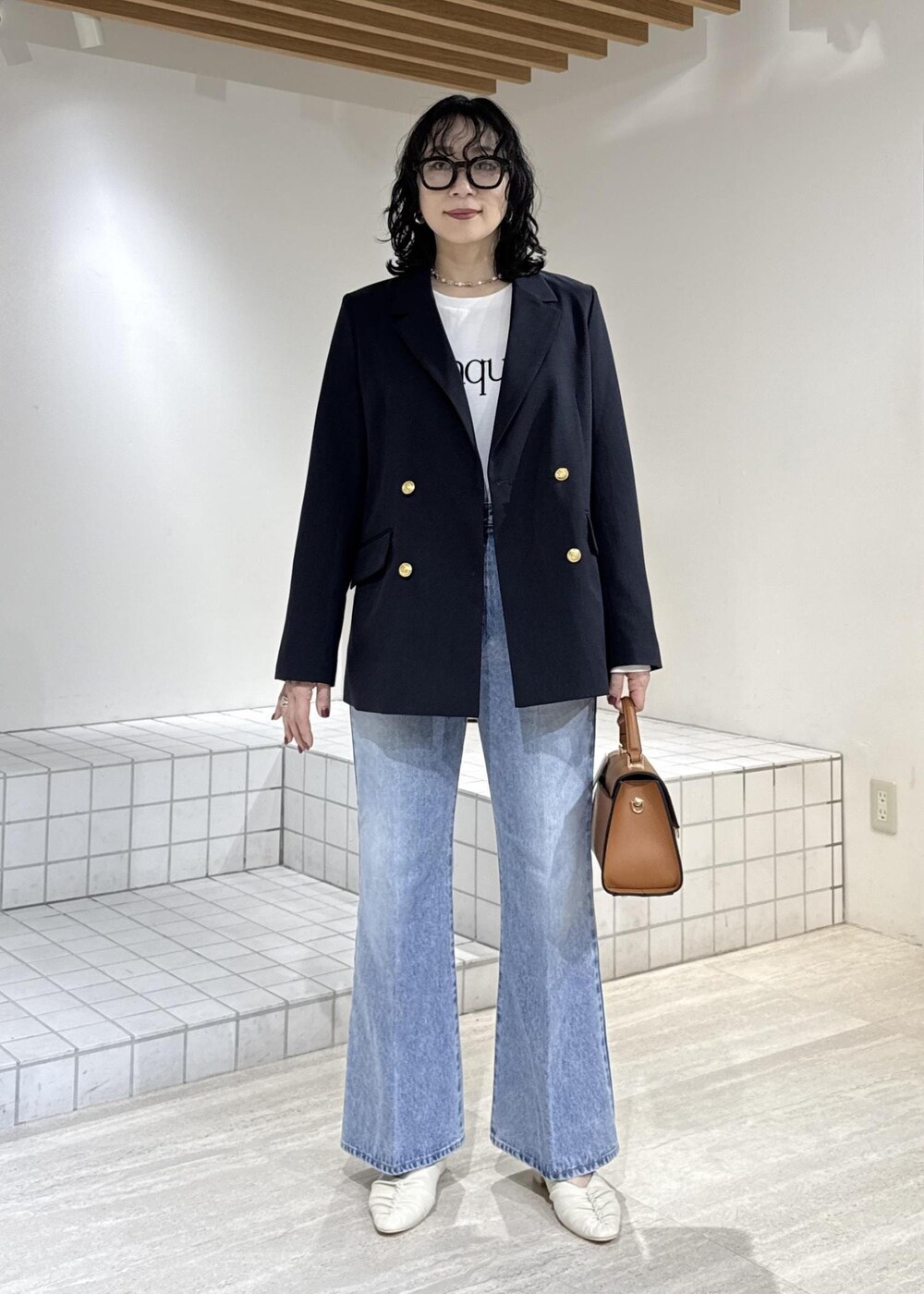 ホワイト系のパンプス、イエロー系のハンドバッグ、ホワイト系のTシャツ/カットソーを着用したレディースの冬コーディネートの4枚目の写真