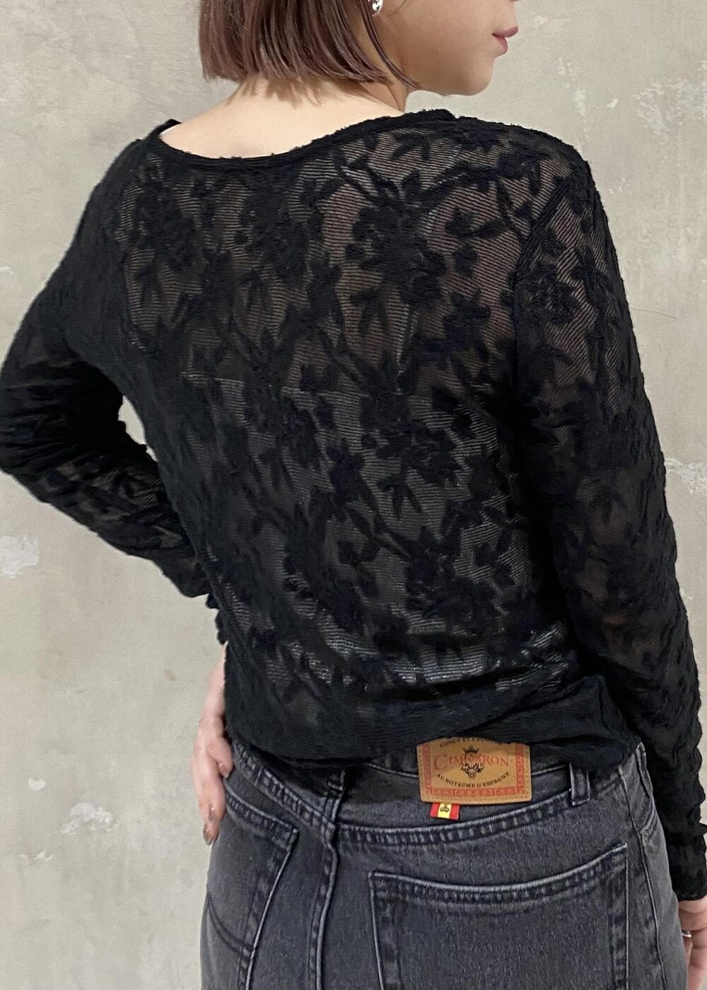 シルバー系のキャミソール、シルバー系のショルダーバッグ、ブラック系のデニムパンツを着用したレディースの秋コーディネートの5枚目の写真