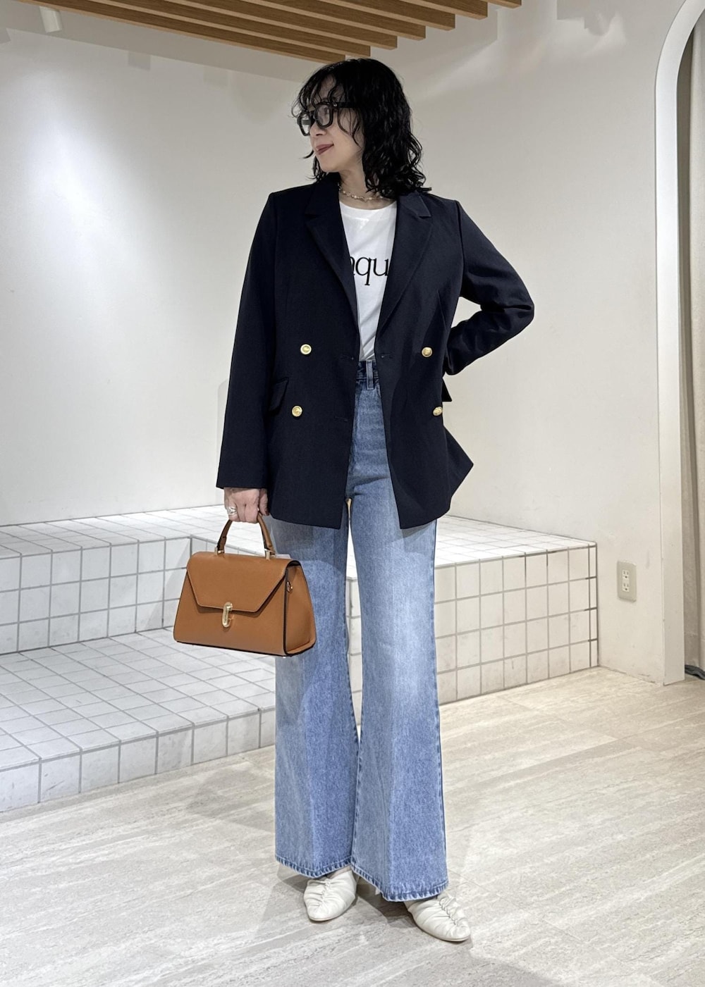 ホワイト系のパンプス、イエロー系のハンドバッグ、ホワイト系のTシャツ/カットソーを着用したレディースの冬コーディネートの3枚目の写真