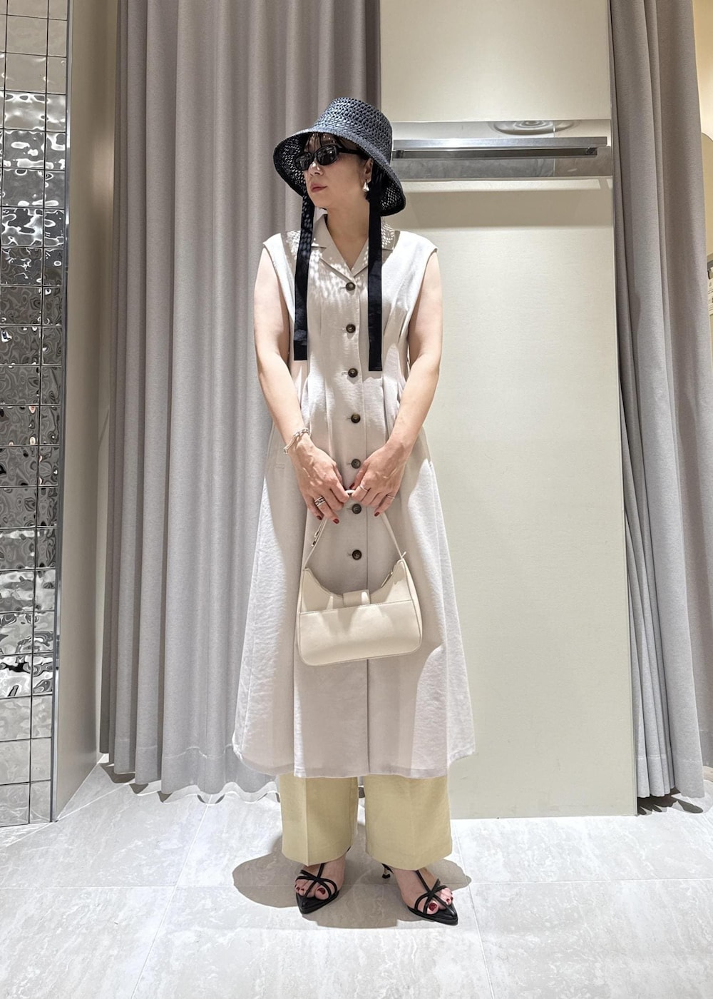 「ワンピースコーデ、美easyワンピースコーデ、美easyワンピース、接触冷感、接触冷感ワンピース、接触冷感パンツ、初夏コーデ、夏コーデ、デートコーデ、お出かけコーデ、旅行コーデ、推し活コーデ、女子会コーデ、モード、大人カジュアル」｜「VISの【ご好評につき追加生産】ハンドルリボンワンショルダーバッグ【180℃美人見え】（ハンドバッグ、ホワイト系）」を使った、harunaさん（レディース・162cm）の夏コーディネートの5枚目の写真