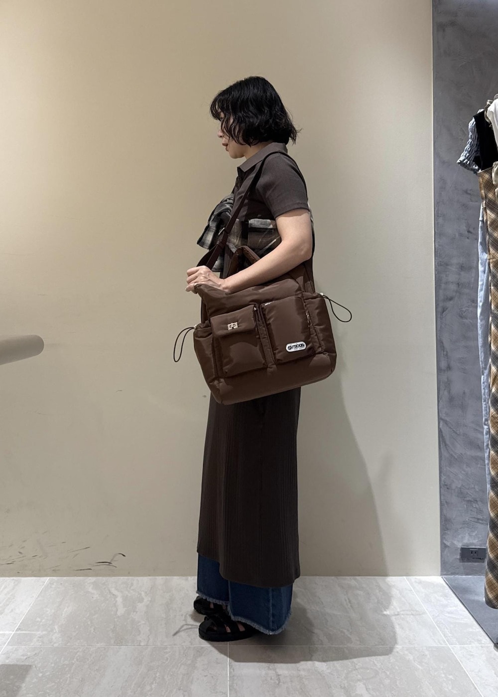 「visbag2025、初夏コーデ、夏コーデ、デートコーデ、お出かけコーデ、旅行コーデ、推し活コーデ、女子会コーデ、大人カジュアル、パンツスタイル、体型カバー、シンプルコーデ、別注アイテム、コラボアイテム、VIS」｜「VISのフリンジフレアデニム（デニムパンツ、ブルー系）」を使った、harunaさん（レディース・162cm）の夏コーディネートの9枚目の写真