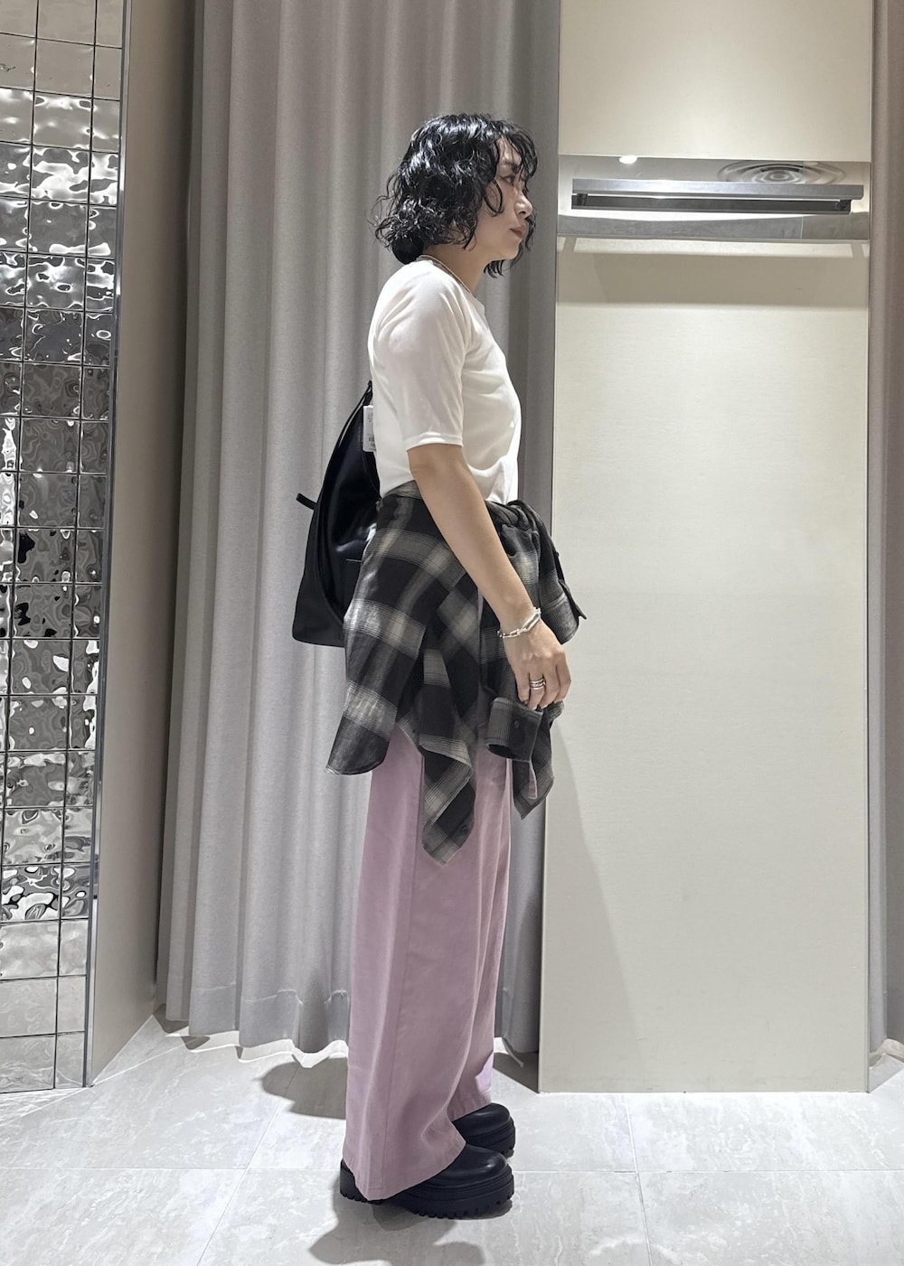 「夏コーデ、初秋コーデ、運動会コーデ、デートコーデ、お出かけコーデ、旅行コーデ、フェスコーデ、推し活コーデ、女子会コーデ、大人カジュアル、レイヤード、パンツスタイル、体型カバー、カジュアルコーデ、メンズライク」｜「VISの【WEB/一部店舗限定】シアーベロアハーフスリーブカットソー（Tシャツ/カットソー、ホワイト系）」を使った、harunaさん（レディース・162cm）の秋コーディネートの5枚目の写真
