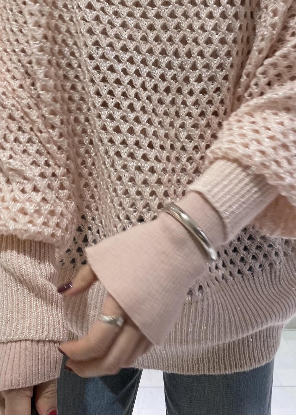 ピンク系のニット/セーター、ピンク系のニット/セーター、ブルー系のデニムパンツを着用したレディースの秋コーディネートの7枚目の写真