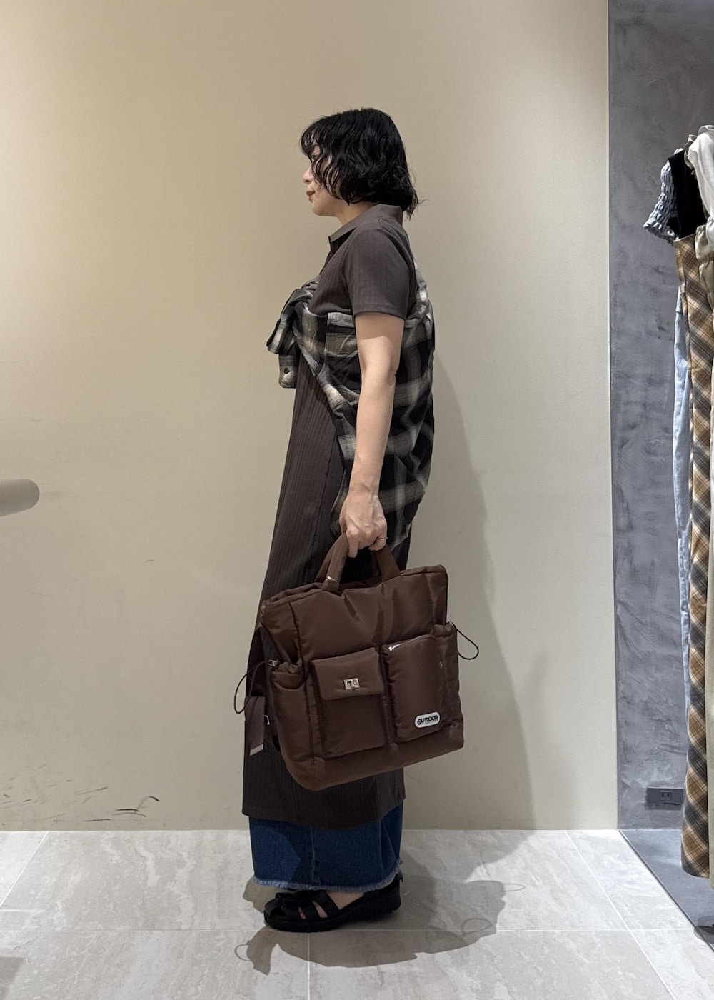 「visbag2025、初夏コーデ、夏コーデ、デートコーデ、お出かけコーデ、旅行コーデ、推し活コーデ、女子会コーデ、大人カジュアル、パンツスタイル、体型カバー、シンプルコーデ、別注アイテム、コラボアイテム、VIS」｜「VISのフリンジフレアデニム（デニムパンツ、ブルー系）」を使った、harunaさん（レディース・162cm）の夏コーディネートの3枚目の写真