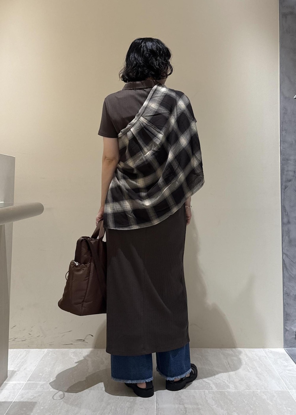 「visbag2025、初夏コーデ、夏コーデ、デートコーデ、お出かけコーデ、旅行コーデ、推し活コーデ、女子会コーデ、大人カジュアル、パンツスタイル、体型カバー、シンプルコーデ、別注アイテム、コラボアイテム、VIS」｜「VISのフリンジフレアデニム（デニムパンツ、ブルー系）」を使った、harunaさん（レディース・162cm）の夏コーディネートの4枚目の写真