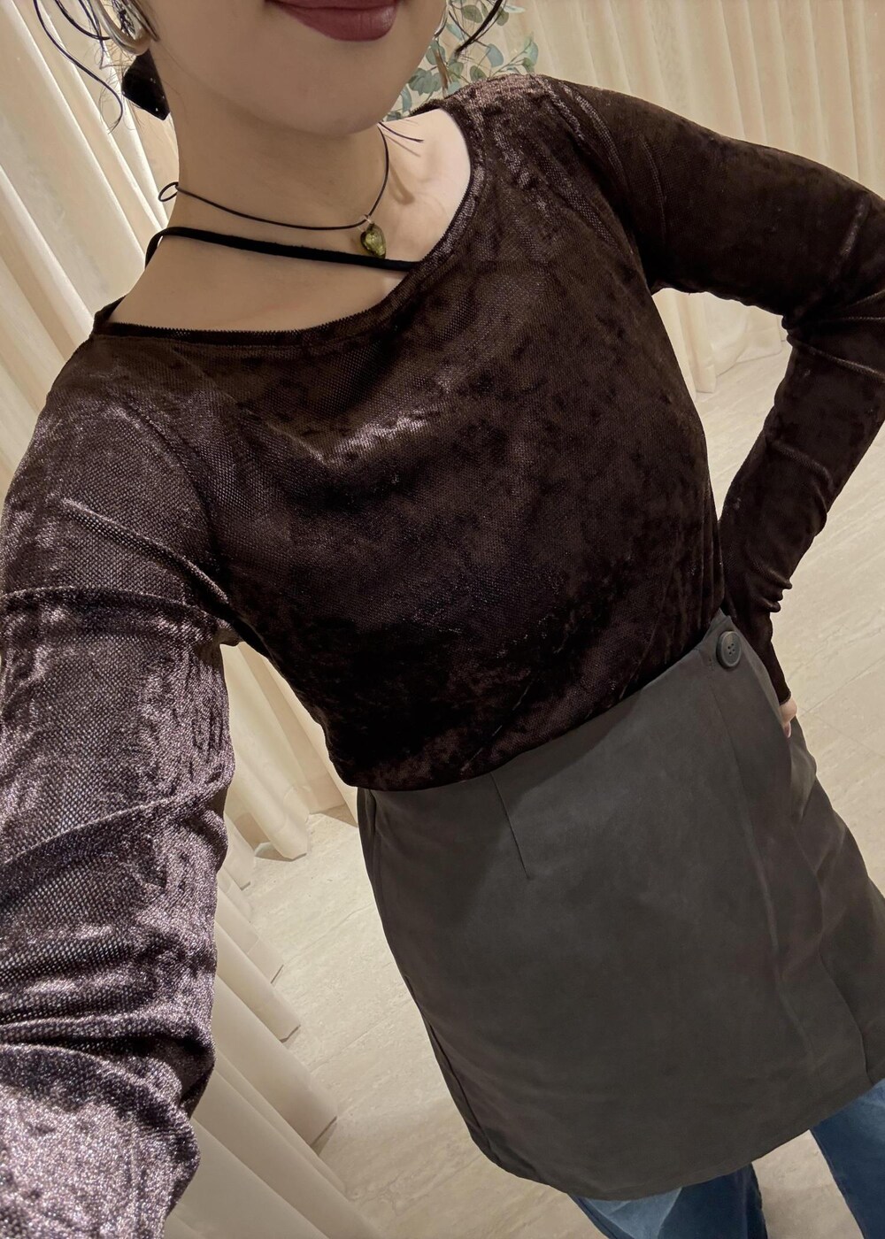 ブラック系のキャミソール、ブラック系のブーツ、ブラウン系のスカートを着用したレディースの秋コーディネートの10枚目の写真